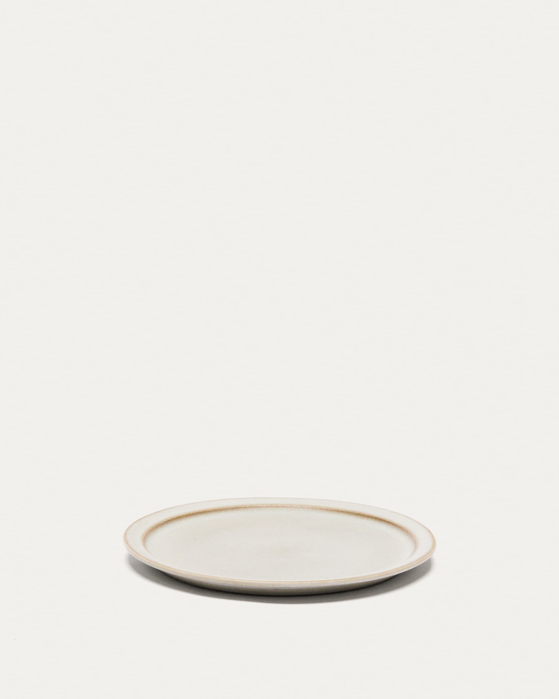 Eleganter weisser Coval Keramik-Dessertteller von Kave Home: stilvoll, langlebig, spülmaschinenfest, ideal für jede Tischdekoration.