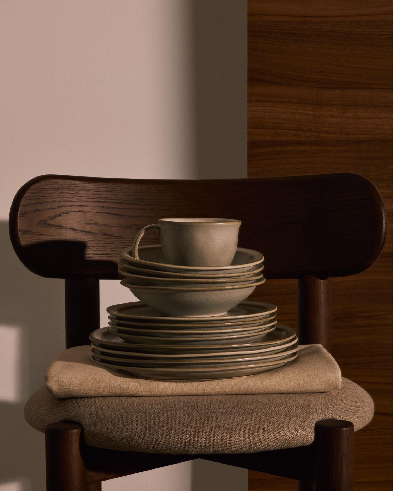 Weisser Coval Dessertteller aus Keramik von Kave Home, perfekt für elegante Tischdekoration und hochwertige Präsentationen.