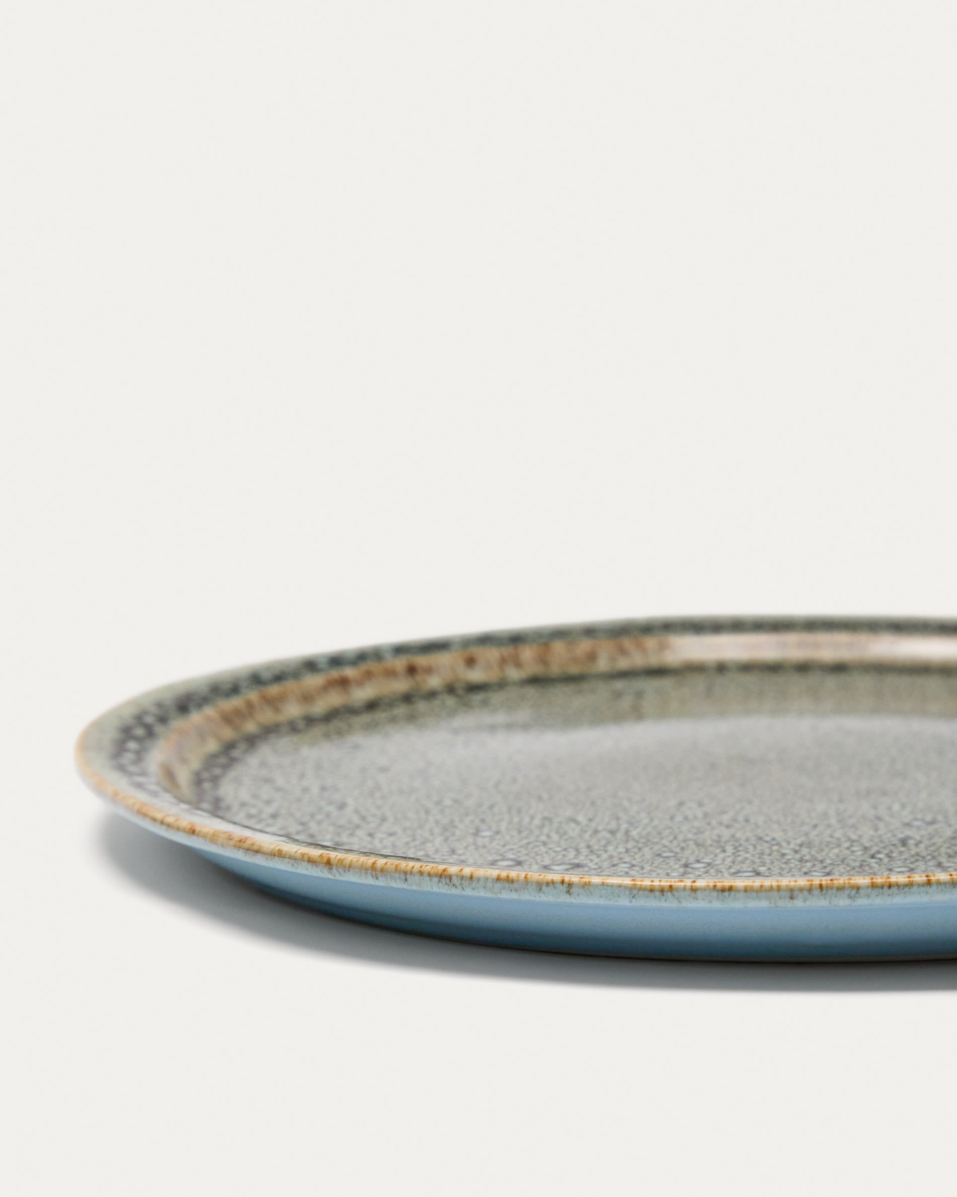 Erleben Sie den stilvollen Coval Keramikteller in Braun von Kave Home – ideal für elegante Tischdekorationen und vielseitige Gerichte.