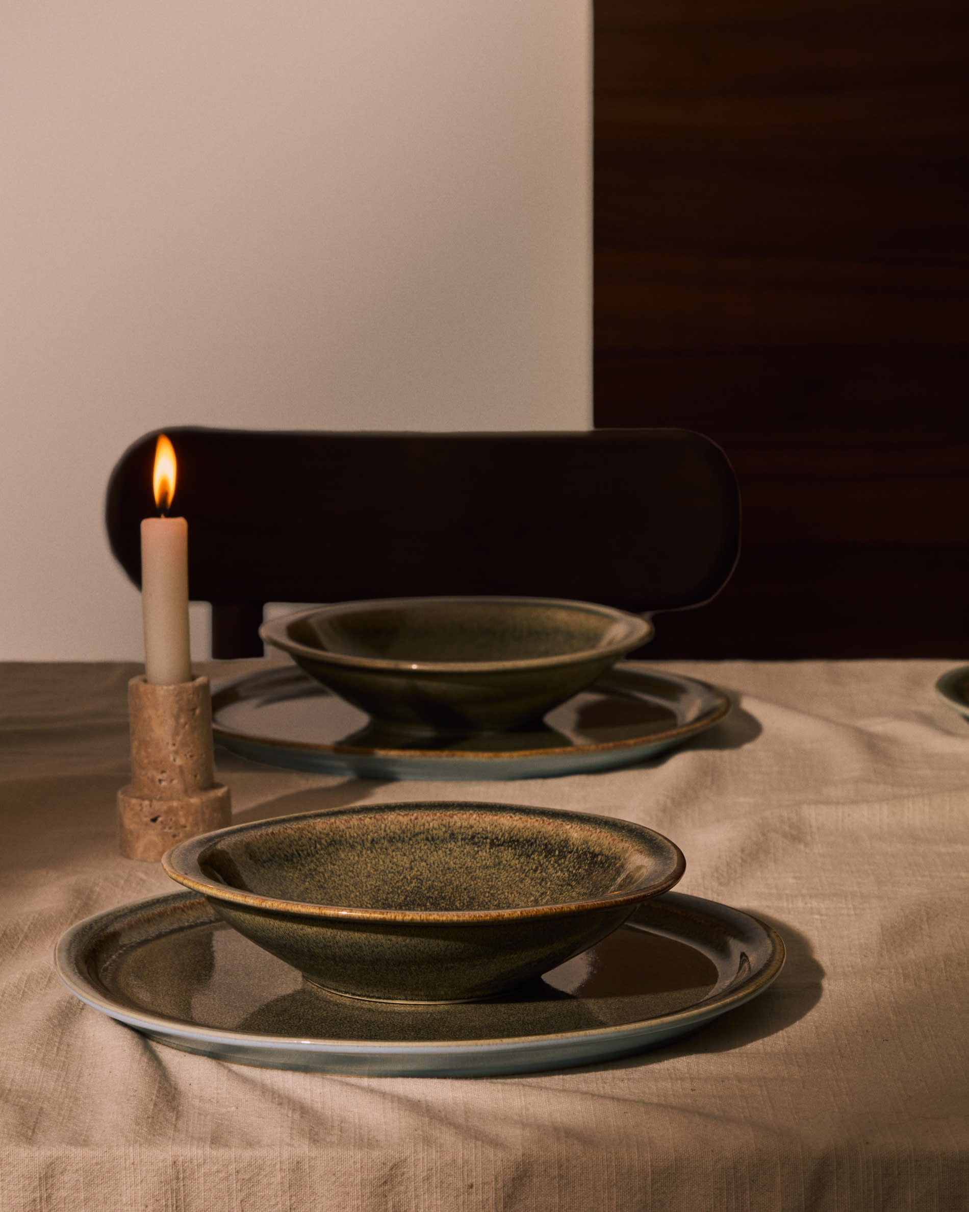 Eleganter flacher Keramikteller in Braun von Kave Home, ideal für stilvolle Tischdekoration und vielseitige Nutzung.