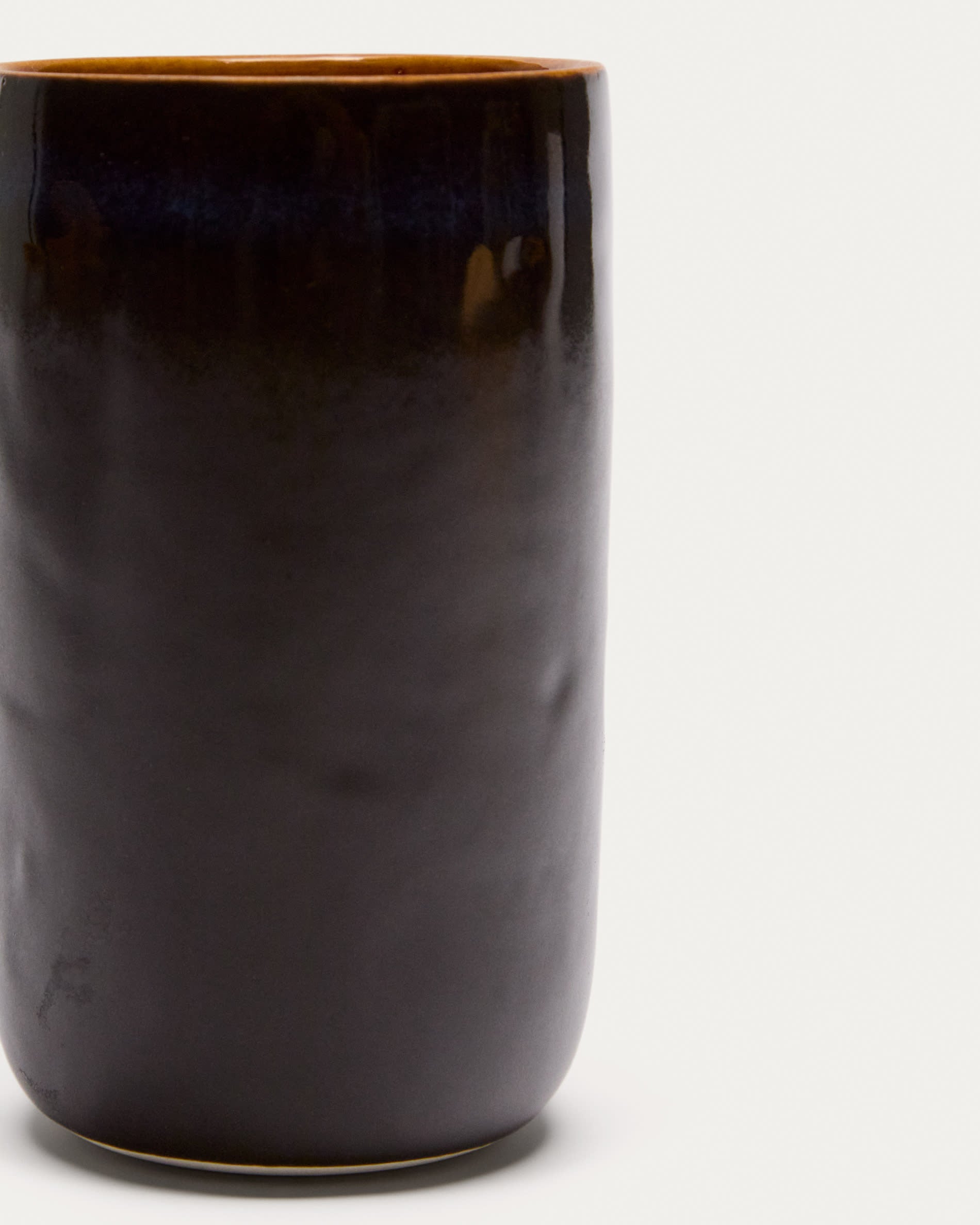 Die Uilo hohe Keramiktasse in Braun von Kave Home bietet elegantes Design und praktische Nutzung – ideal für Kaffee, Tee und mehr.