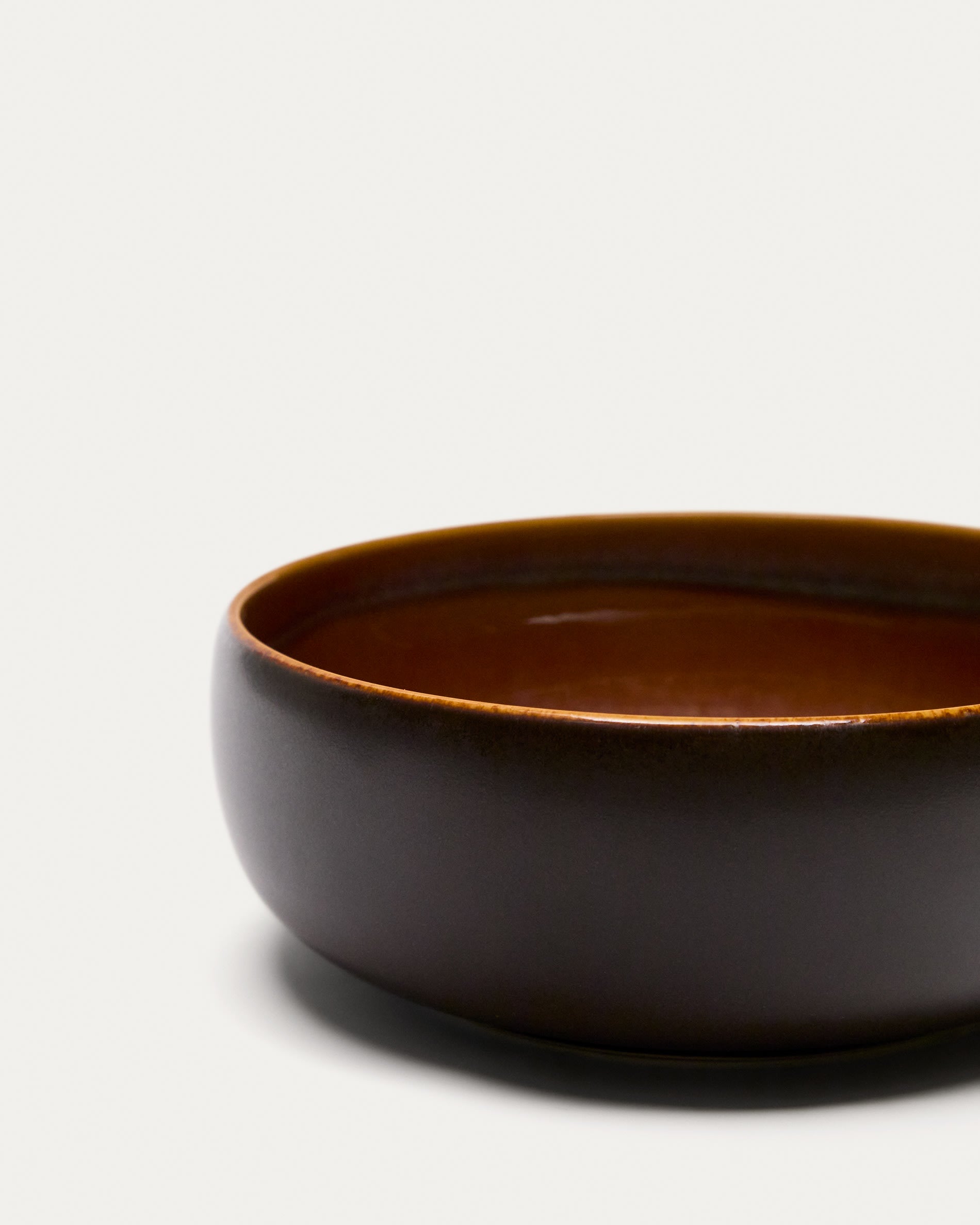 Entdecken Sie die Uilo kleine Keramikschale in Braun von Kave Home – ein elegantes, handgefertigtes Stück, ideal für jede Tischdekoration.