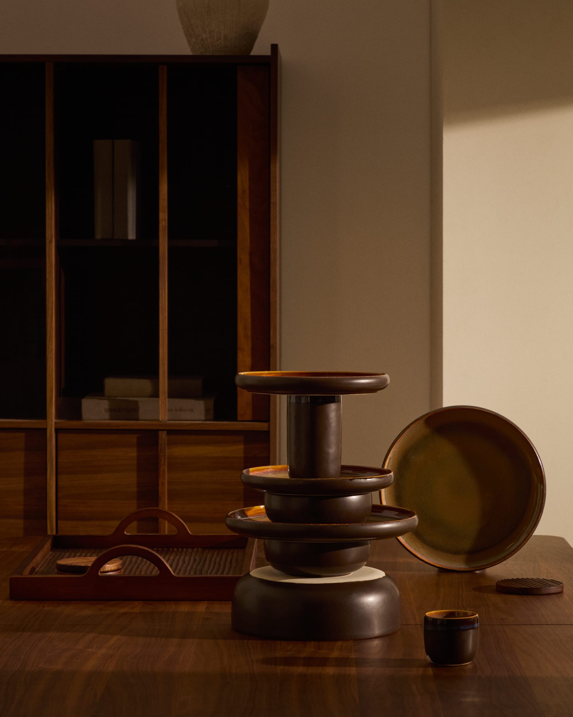 Die Uilo Keramikschale in Braun von Kave Home besticht durch ihr elegantes Design und ist ideal für kleine Speisen oder Dekoration.