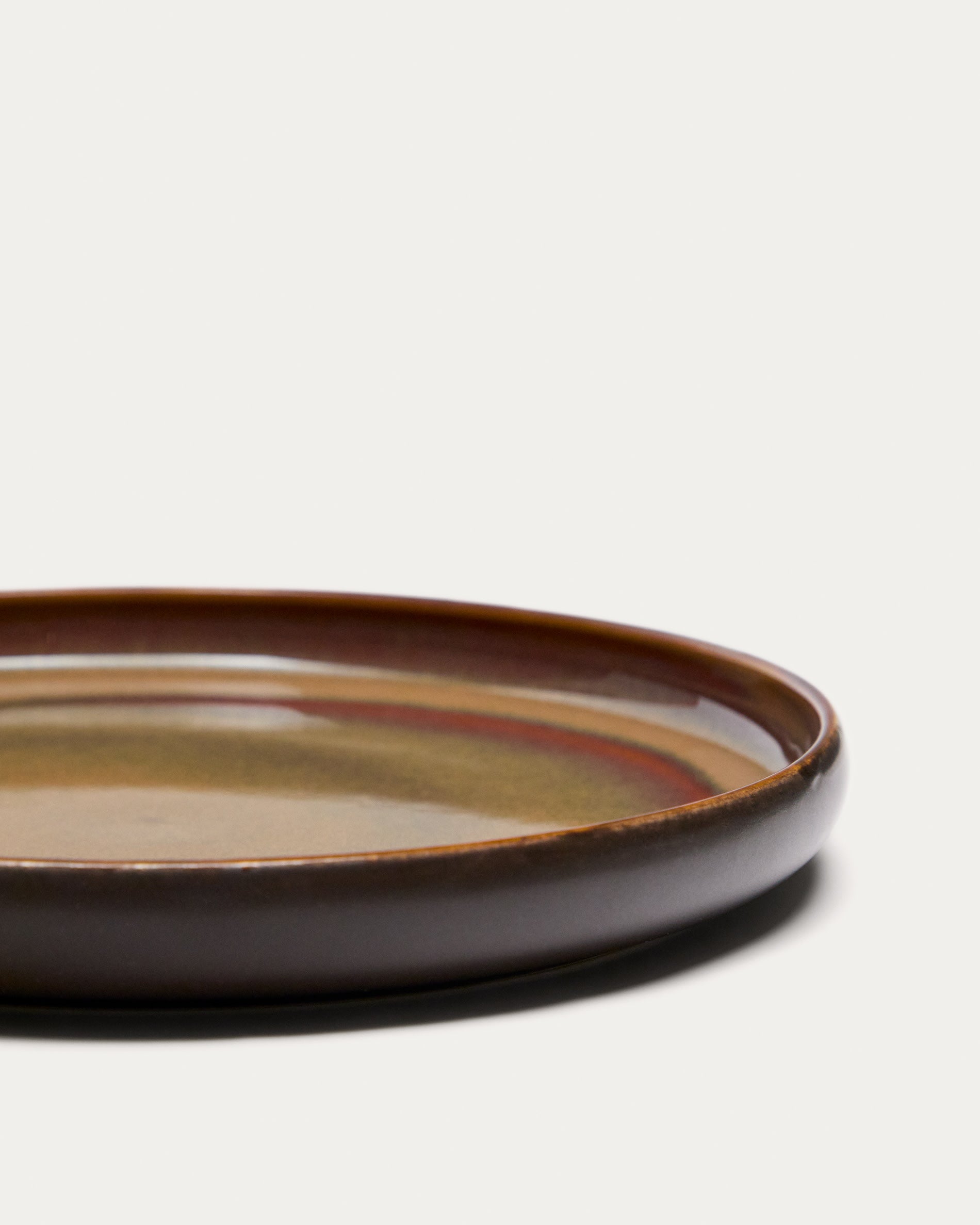 Eleganter Uilo Keramik-Dessertteller in erdigen Brauntönen von Kave Home – ideal für die stilvolle Präsentation Ihrer Desserts.