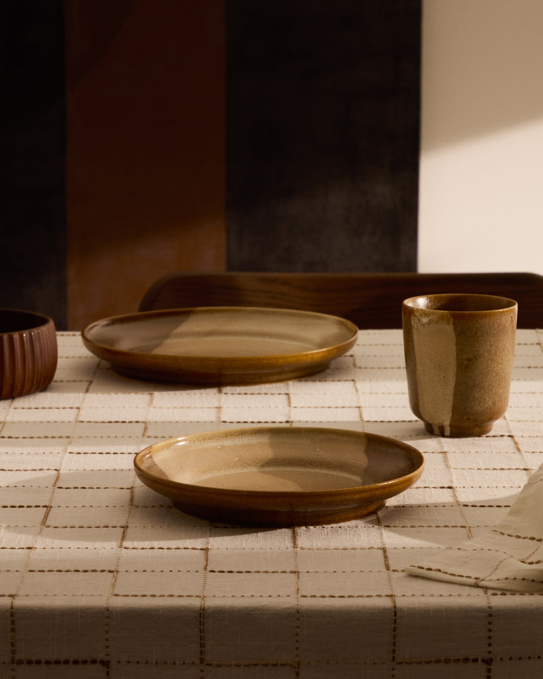 Eleganter brauner Dessertteller aus Keramik von Kave Home, ideal für stilvolle Tischdekoration und ansprechendes Servieren von Desserts.