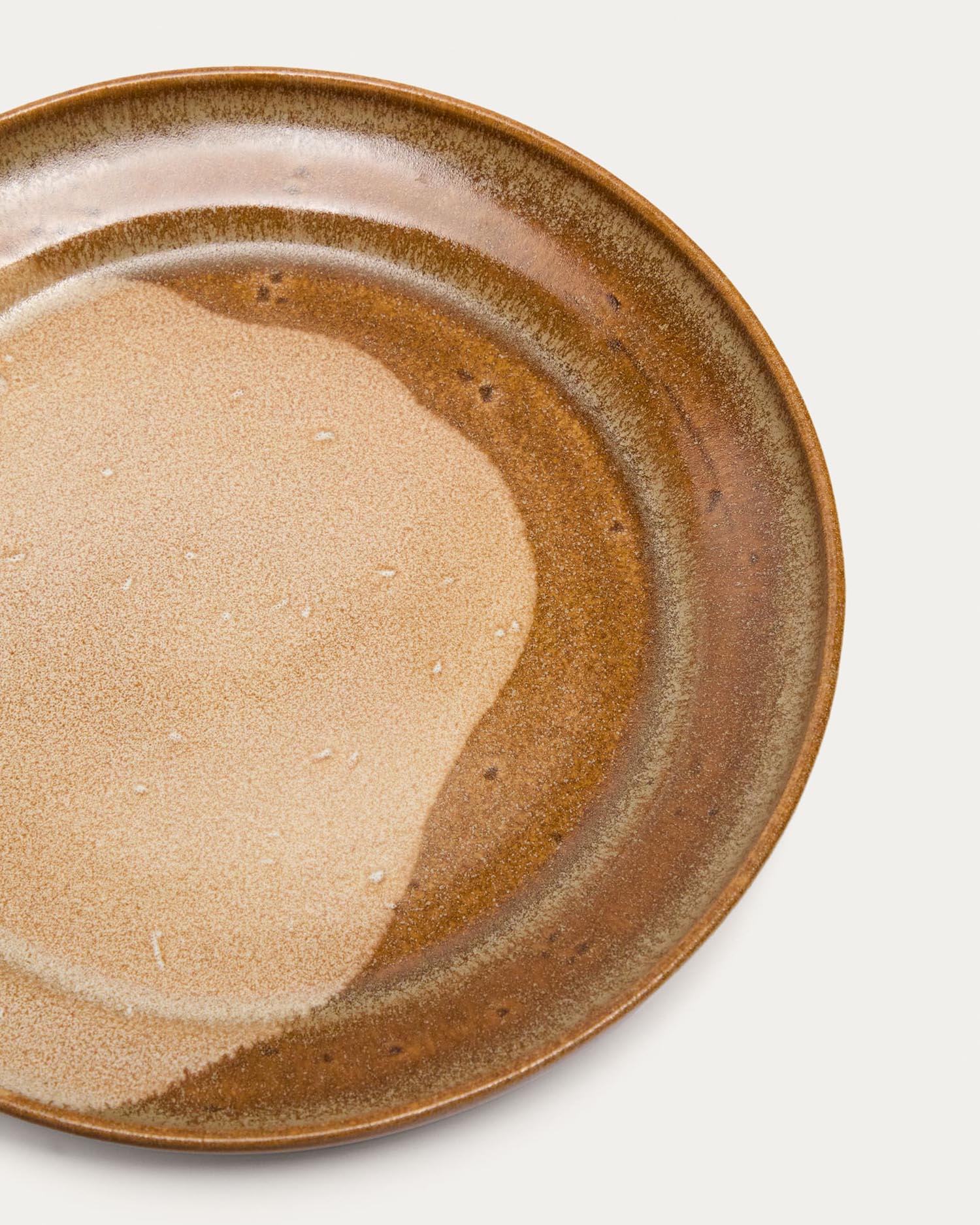 Entdecken Sie den eleganten Nagoli Keramikteller in Braun von Kave Home – ideal für stilvolle Tischdekoration und unvergessliche Esserlebnisse.