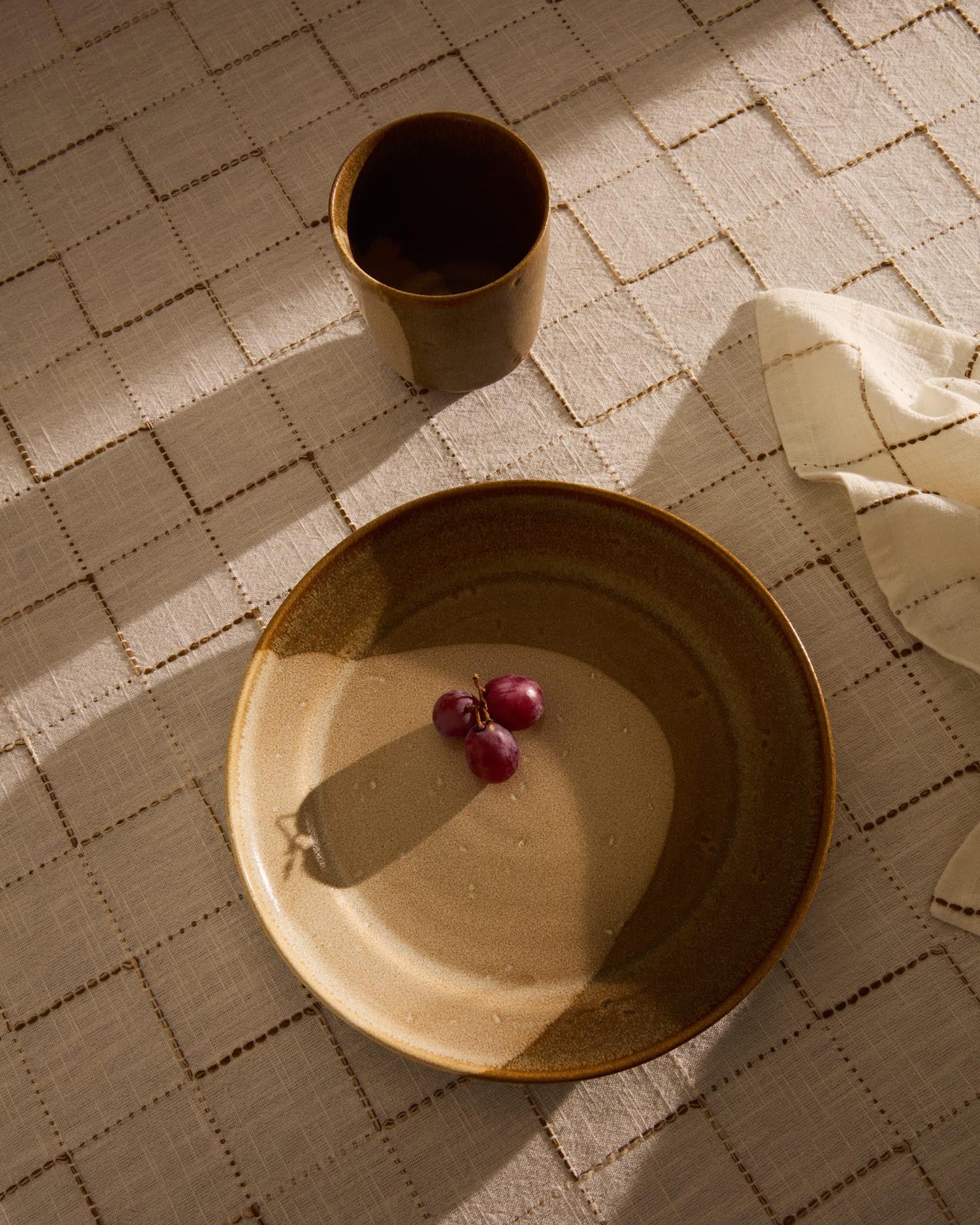 Flacher Keramikteller in Braun von Kave Home, perfekt für moderne Tischdekoration und vielseitige Einsatzmöglichkeiten.