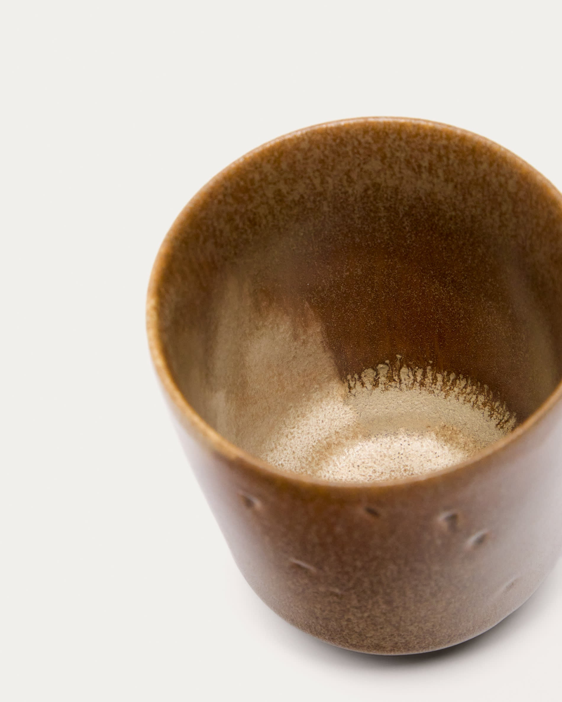 Entdecken Sie die elegante Nagoli Keramiktasse in Braun von Kave Home – ein stilvolles, langlebiges Trinkgefäß für jeden Anlass.