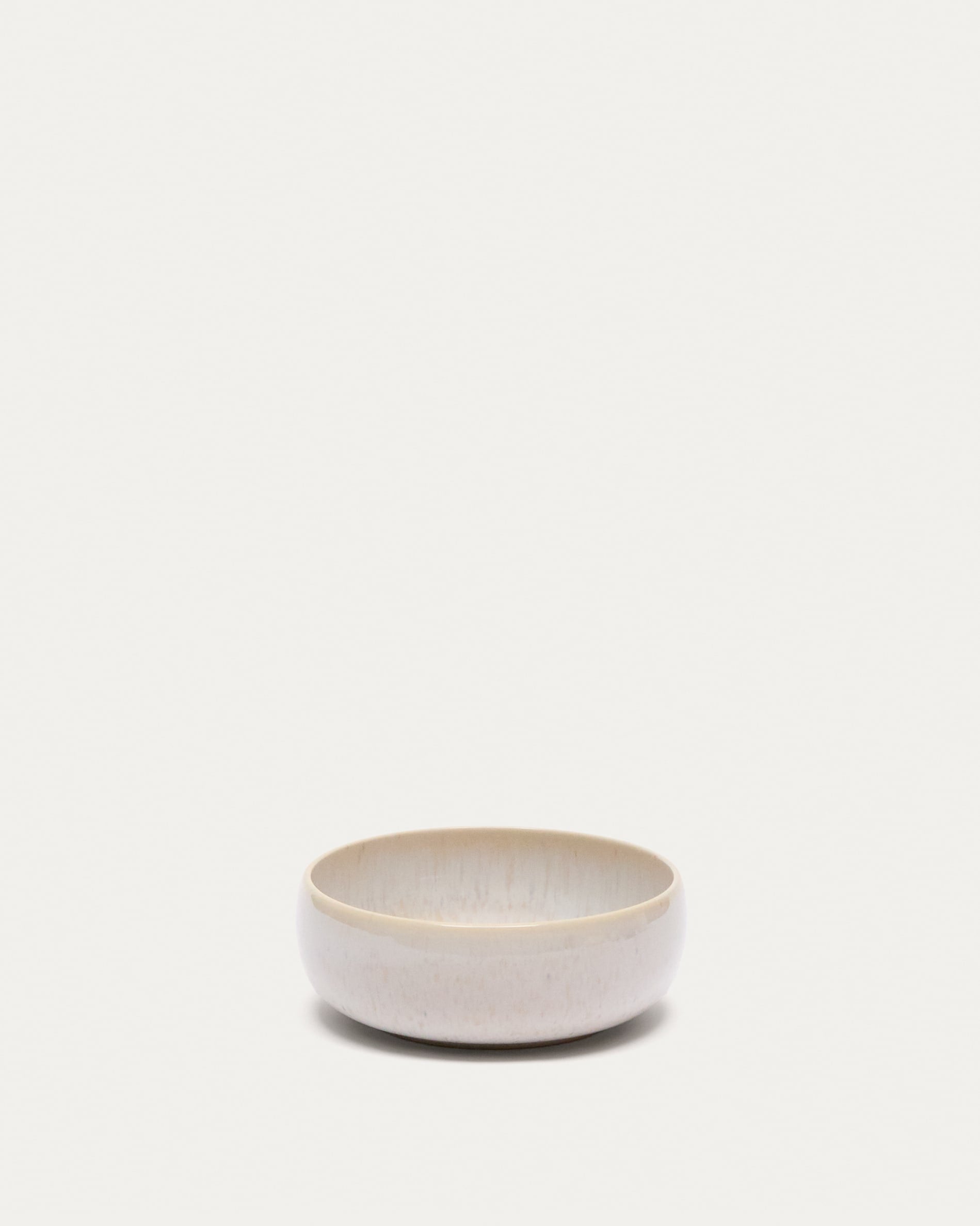 Die Uilo Keramikschale von Kave Home besticht durch ihr zeitloses Design, hochwertige Keramik und pflegeleichte Glasur. Ideal für stilvolles Servieren.