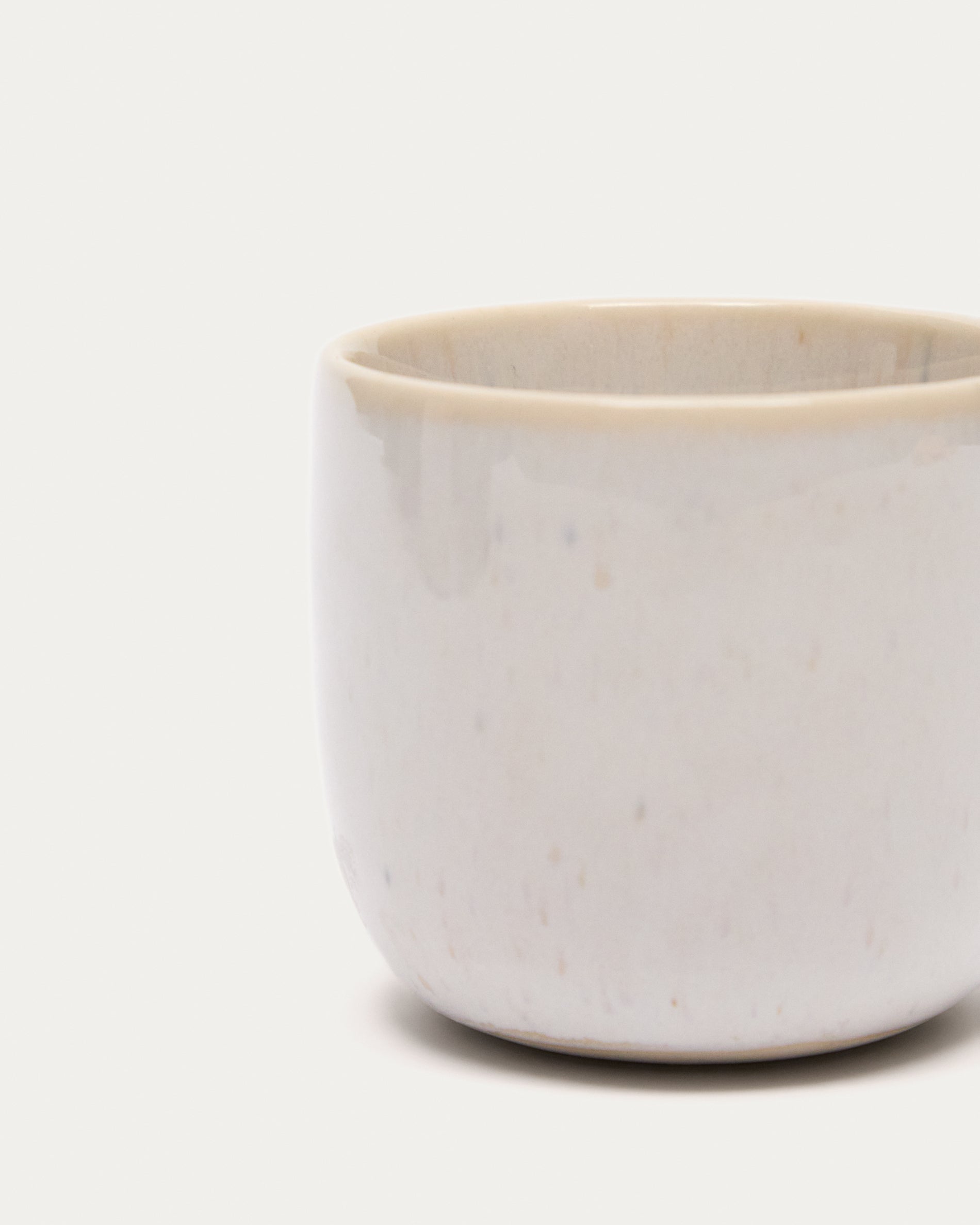 Tasse Uilo aus Keramik in Weiß in Weiß präsentiert im Onlineshop von KAQTU Design AG. Tasse ist von Kave Home