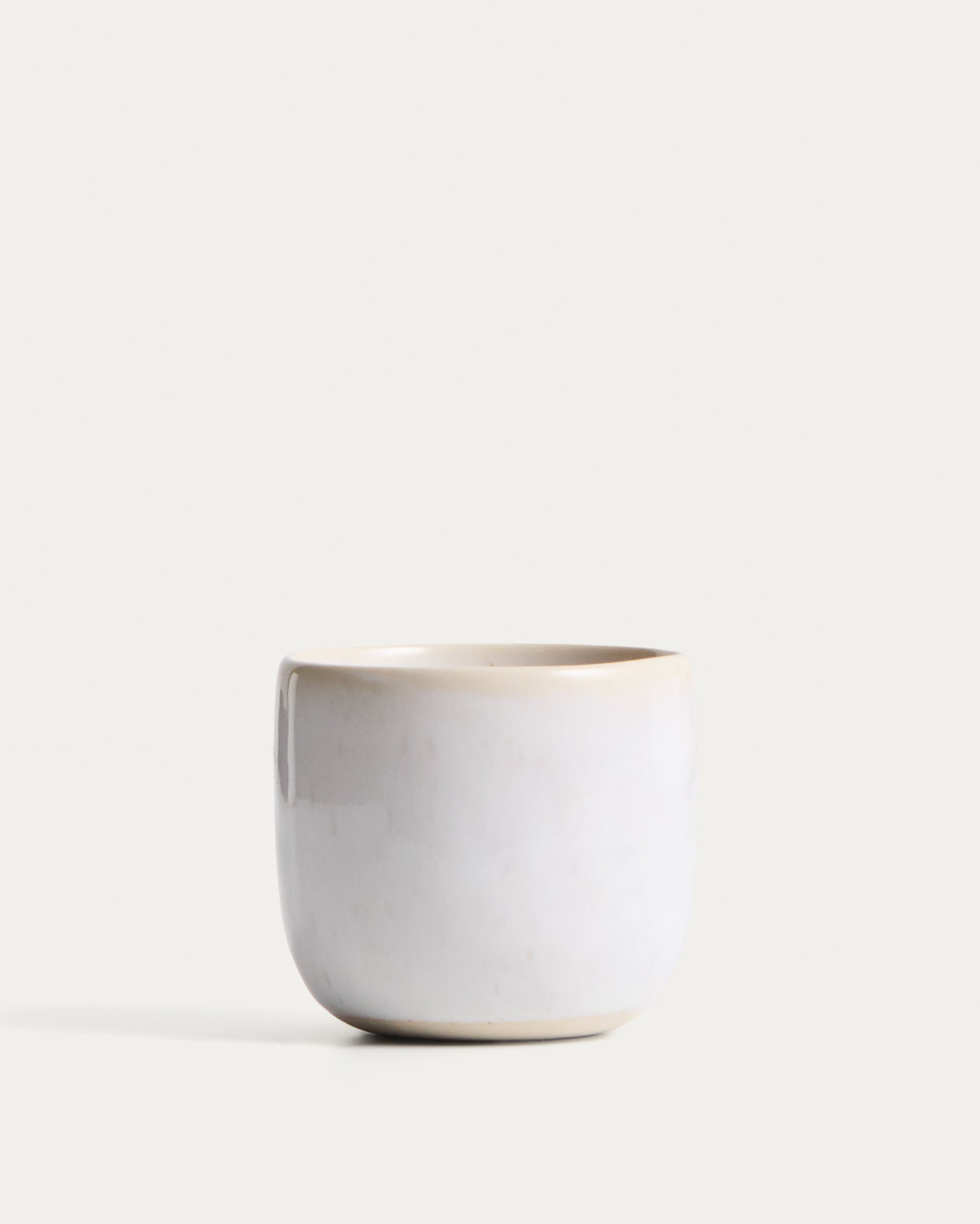 Tasse Uilo aus Keramik in Weiß in Weiß präsentiert im Onlineshop von KAQTU Design AG. Tasse ist von Kave Home