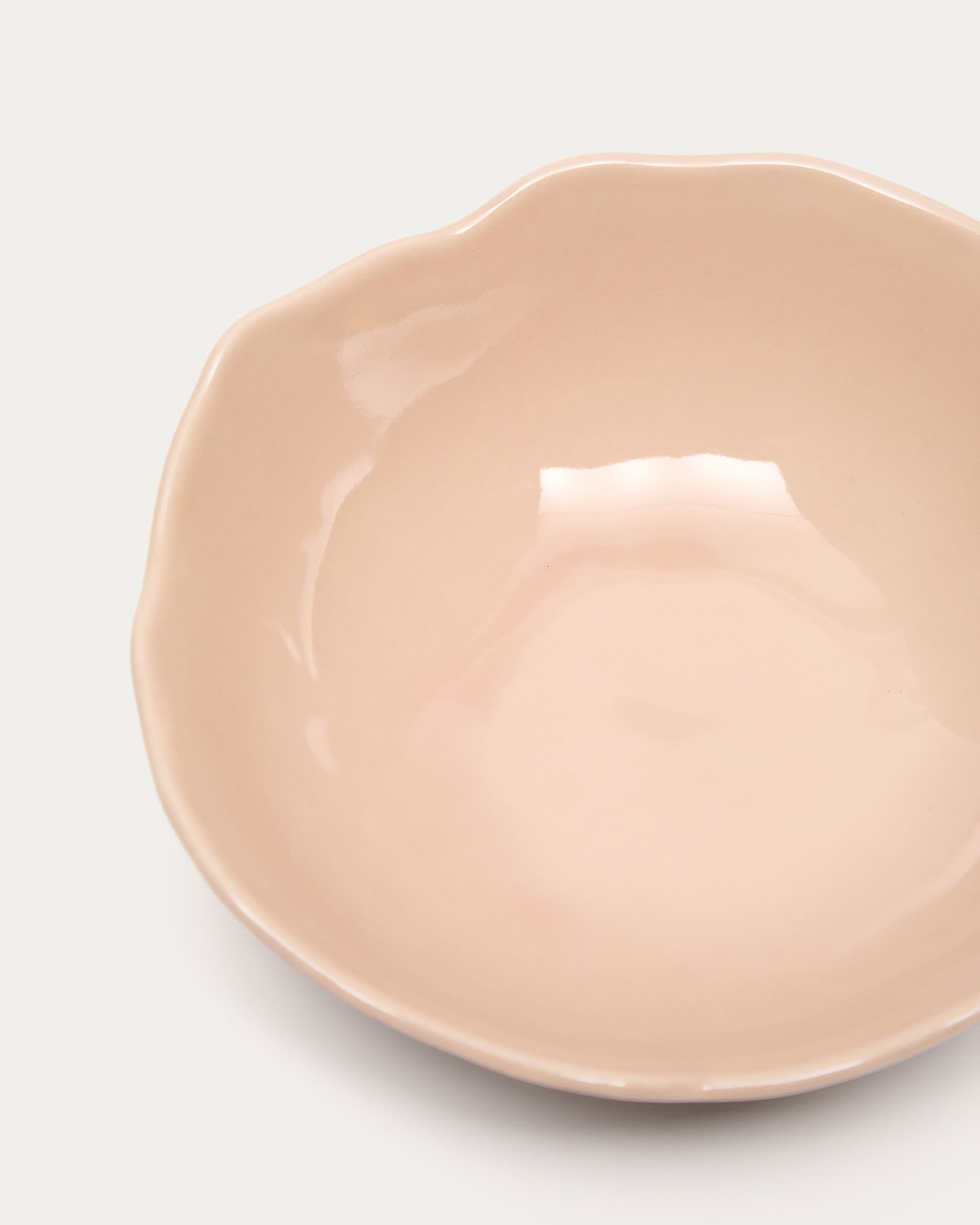 Die zarte rosa Tiraya Keramikschale von Kave Home vereint Eleganz und Funktionalität, ideal für stilvolle Tischdekorationen.