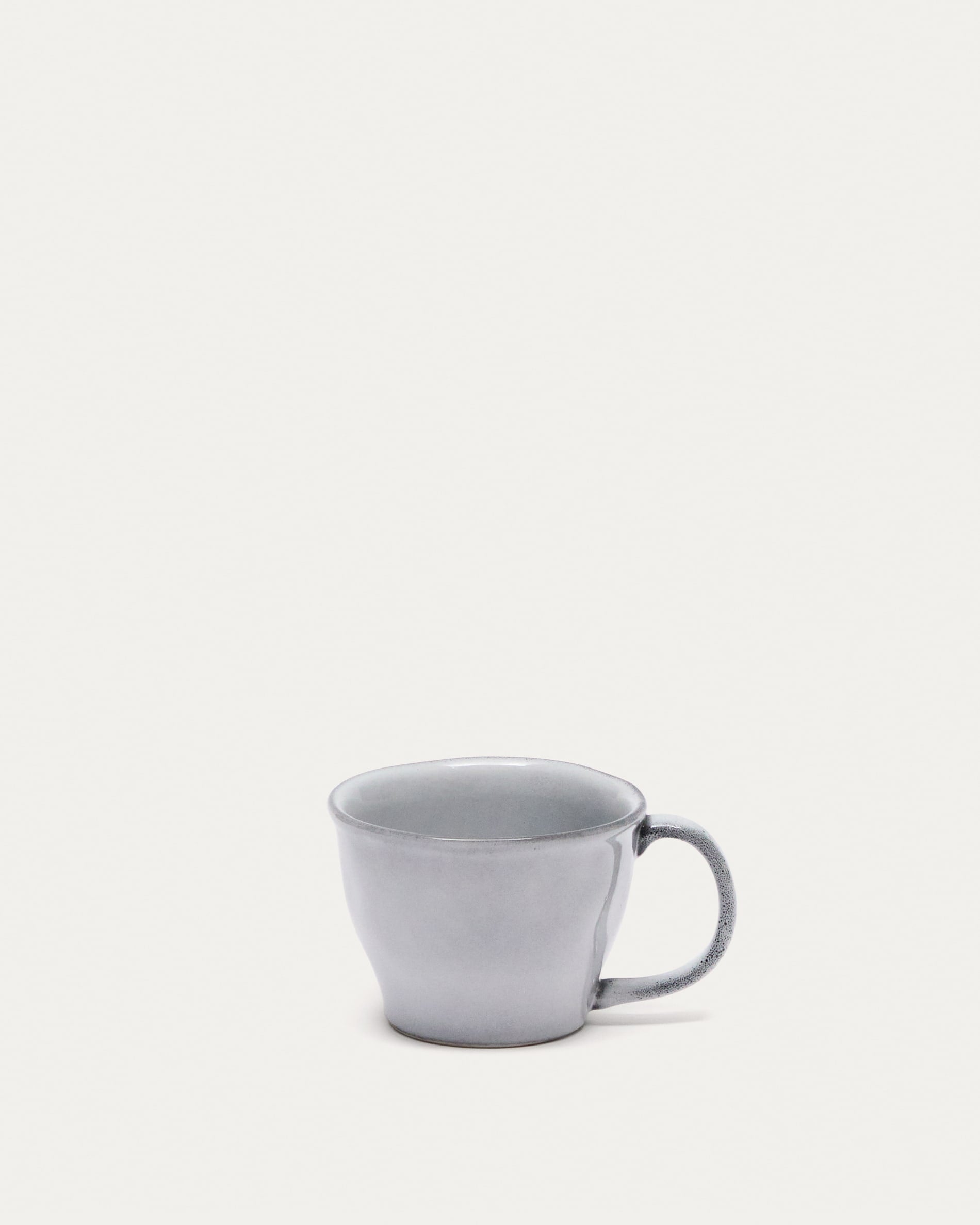 Die Dovec Keramiktasse in Blau von Kave Home vereint Stil und Eleganz mit hochwertigem Material, ideal für Kaffee oder Tee.