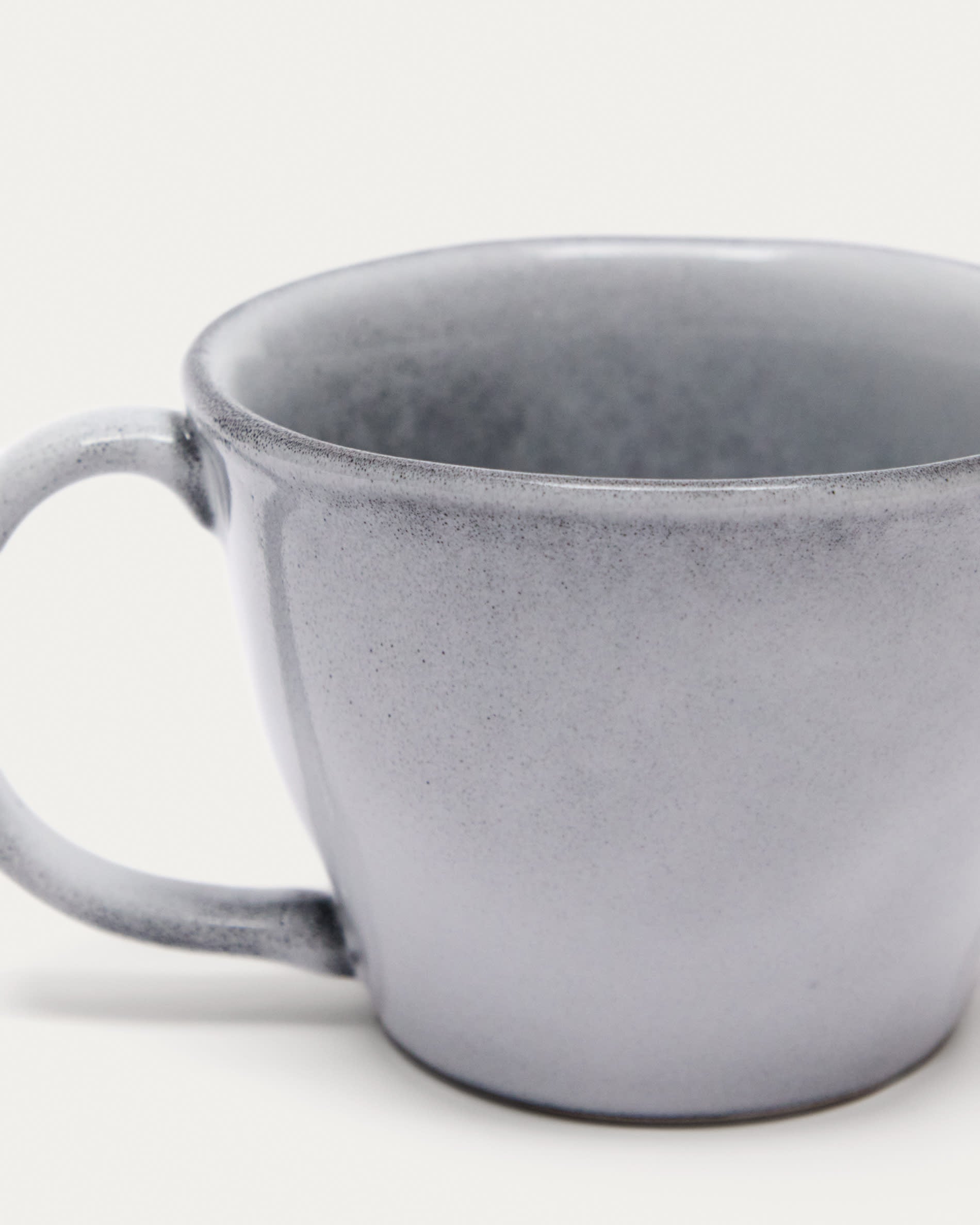 Elegante Dovec Keramiktasse in Blau von Kave Home – ideal für Kaffee und Tee. Hochwertig, spülmaschinenfest und ergonomisch gestaltet für höchsten Komfort.