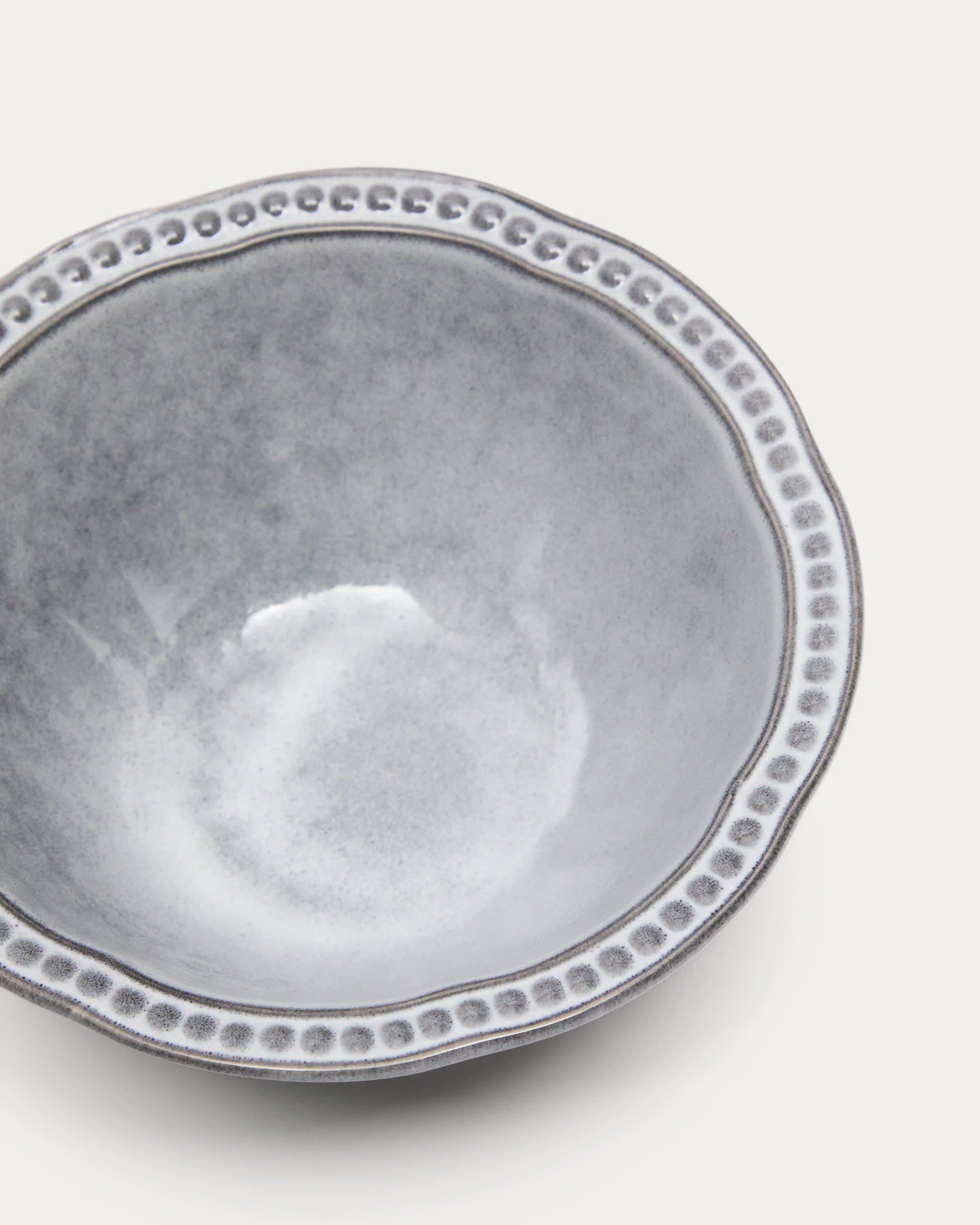 Die Dovec Keramikschale in Blau von Kave Home vereint elegantes Design und hohe Funktionalität, ideal für jede Tischgestaltung.