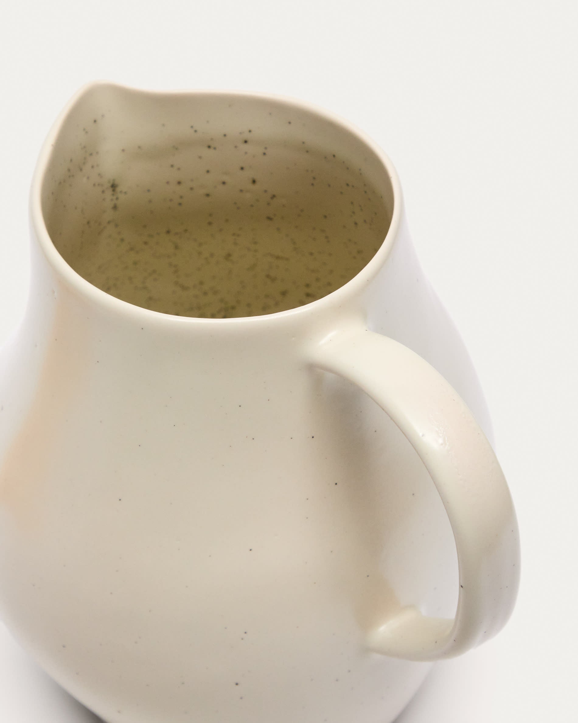 Der Miglo Keramikkrug von Kave Home vereint Funktionalität und Kunstfertigkeit in einem lebendigen, mehrfarbigen Design – perfekt für jeden Anlass.