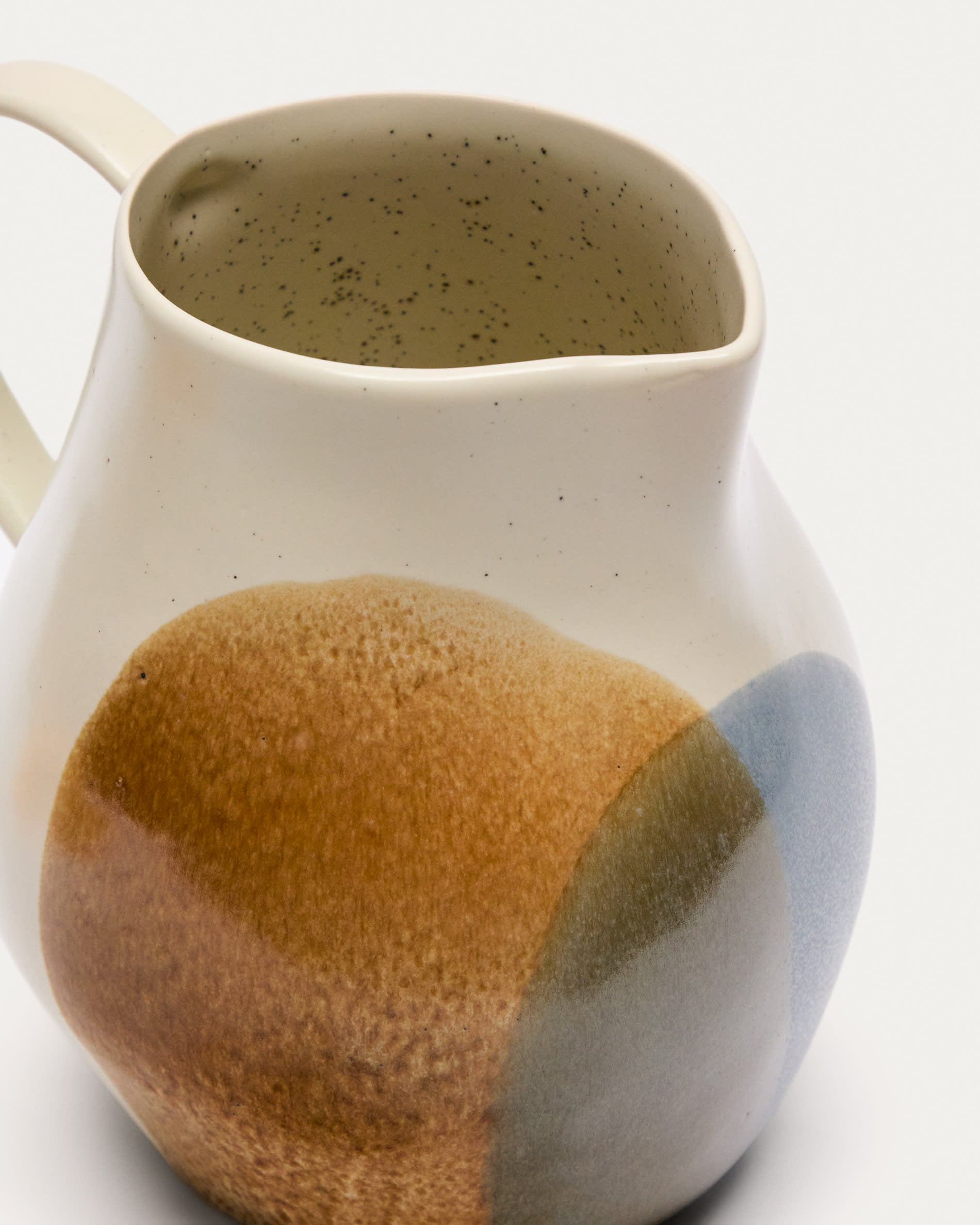 Der Miglo Keramikkrug von Kave Home begeistert mit seiner robusten Bauweise und farbenfrohen Glasur, ideal für stilvolle Tischdekorationen.