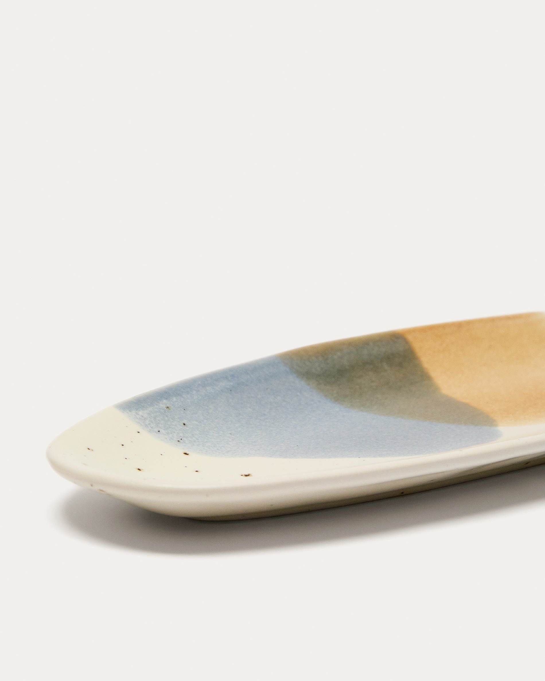 Die Miglo Keramik-Servierplatte von Kave Home vereint stilvolle Ästhetik und Funktionalität, ideal für kreative Tischgestaltungen und kulinarische Highlights.