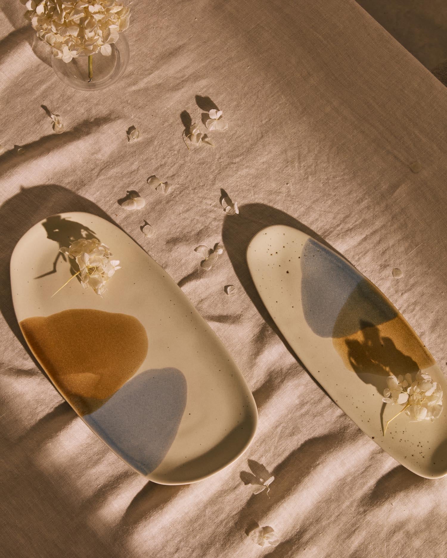 Die Miglo Keramik-Servierplatte von Kave Home besticht durch ihr mehrfarbiges Design und ist ideal für stilvolles Servieren.