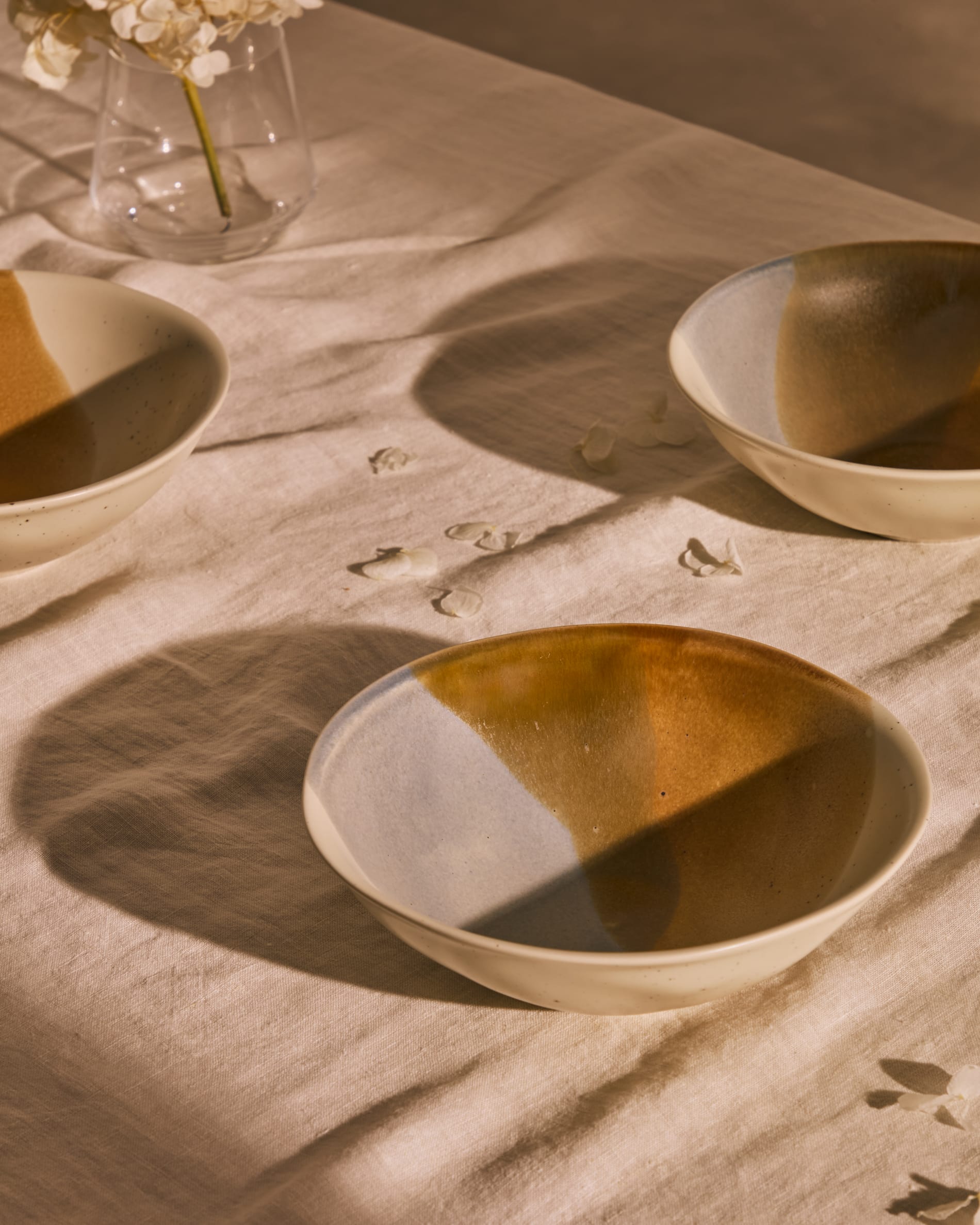 Die Miglo Keramikschale von Kave Home besticht durch ihr grosses Format und die mehrfarbige, stilvolle Gestaltung.