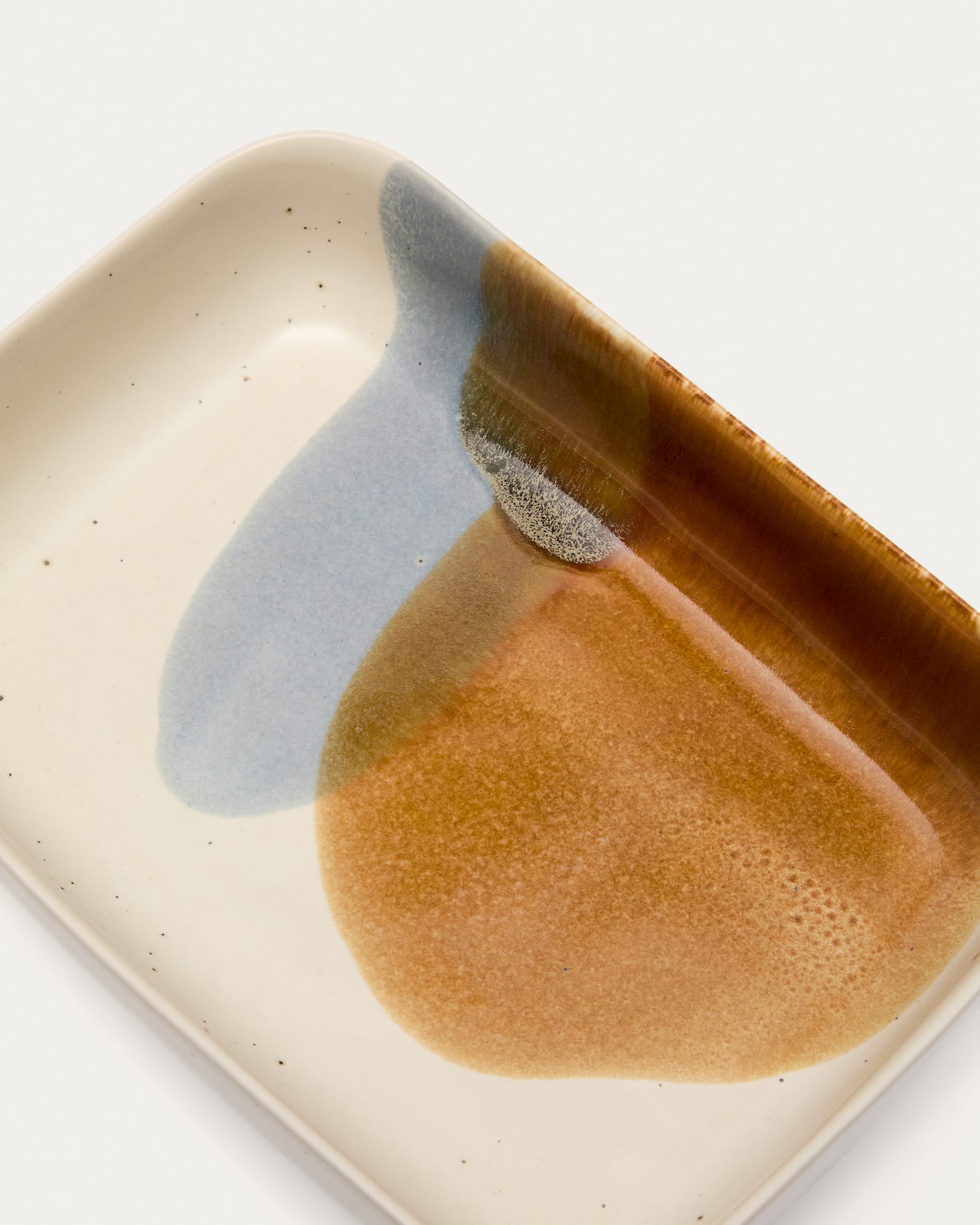 Entdecken Sie die Miglo kleine Keramik-Ofenform von Kave Home – ein elegantes, mehrfarbiges Küchenaccessoire für kreative Kochmomente.