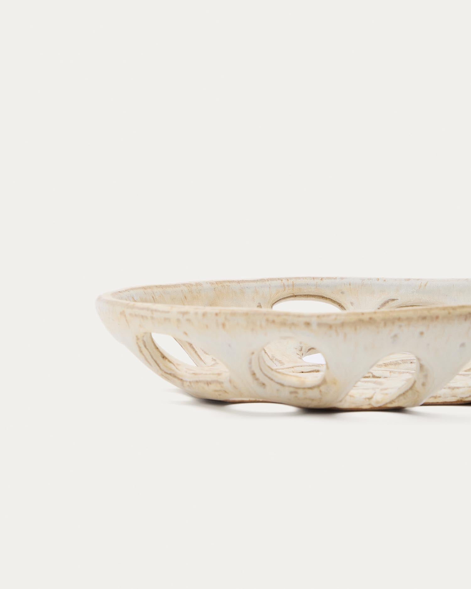 Die stilvolle Zunel Obstschale aus hochwertiger beige Keramik von Kave Home ist vielseitig einsetzbar und verleiht jedem Esstisch Eleganz.