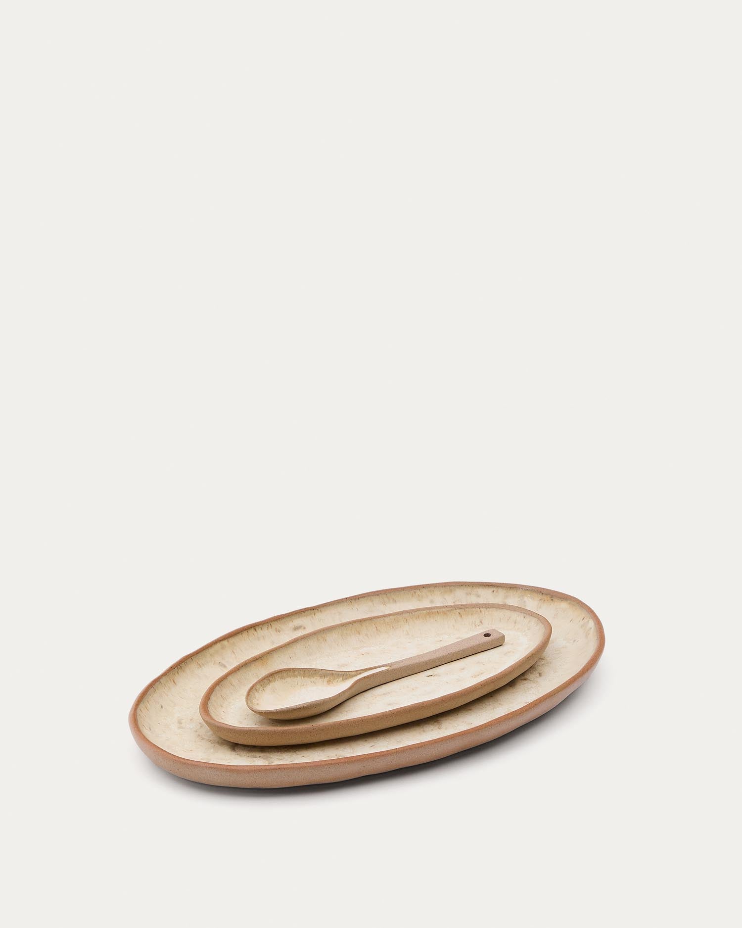 Set Zunel aus 2 Tellern und 1 Löffel aus Keramik in Beige in Beige präsentiert im Onlineshop von KAQTU Design AG. Geschirr ist von Kave Home