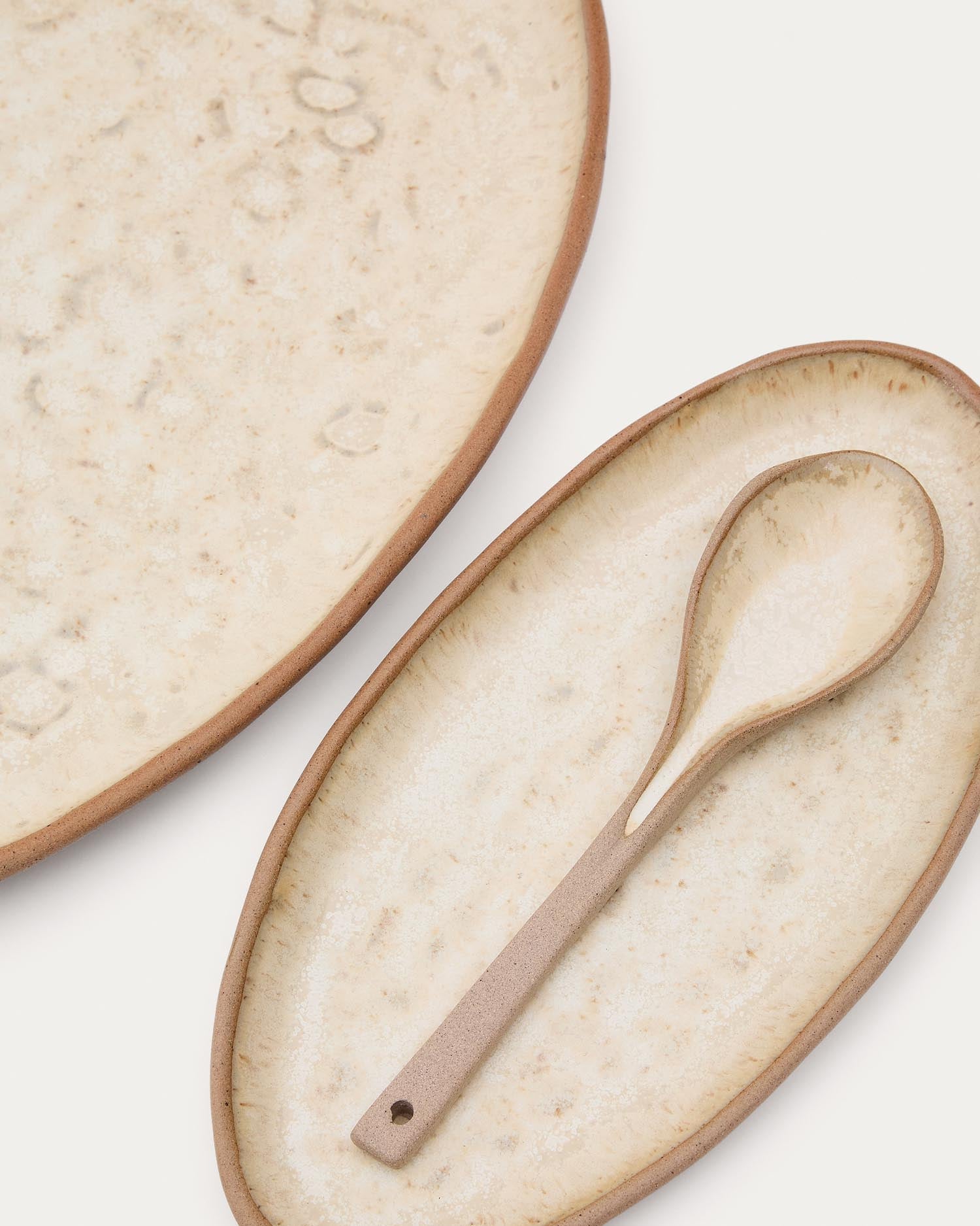 Gestalten Sie besondere Momente mit dem Set Zunel von Kave Home: 2 stilvolle Teller und 1 eleganter Löffel aus hochwertiger Keramik in Beige.