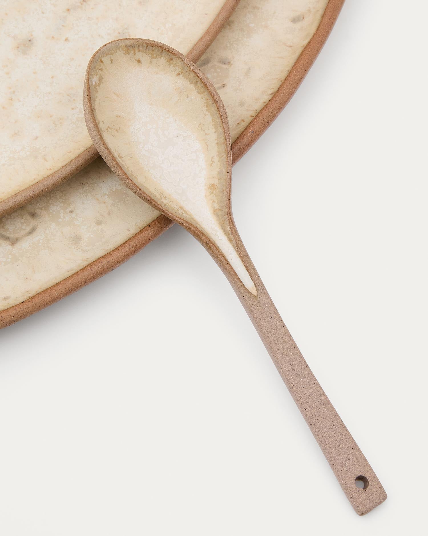 Verleihen Sie Ihrem Esstisch mit dem Set Zunel von Kave Home einen Hauch von Eleganz: 2 Keramikteller und 1 Löffel in warmem Beige.