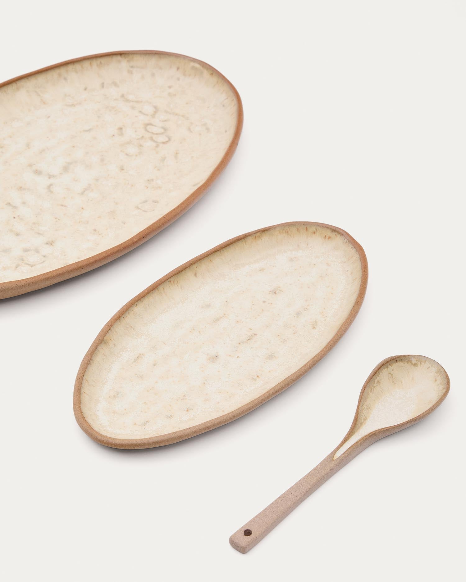 Verleihen Sie Ihrem Esstisch mit dem Set Zunel von Kave Home einen Hauch von Eleganz: 2 hochwertige Keramikteller und 1 Löffel in warmem Beige.