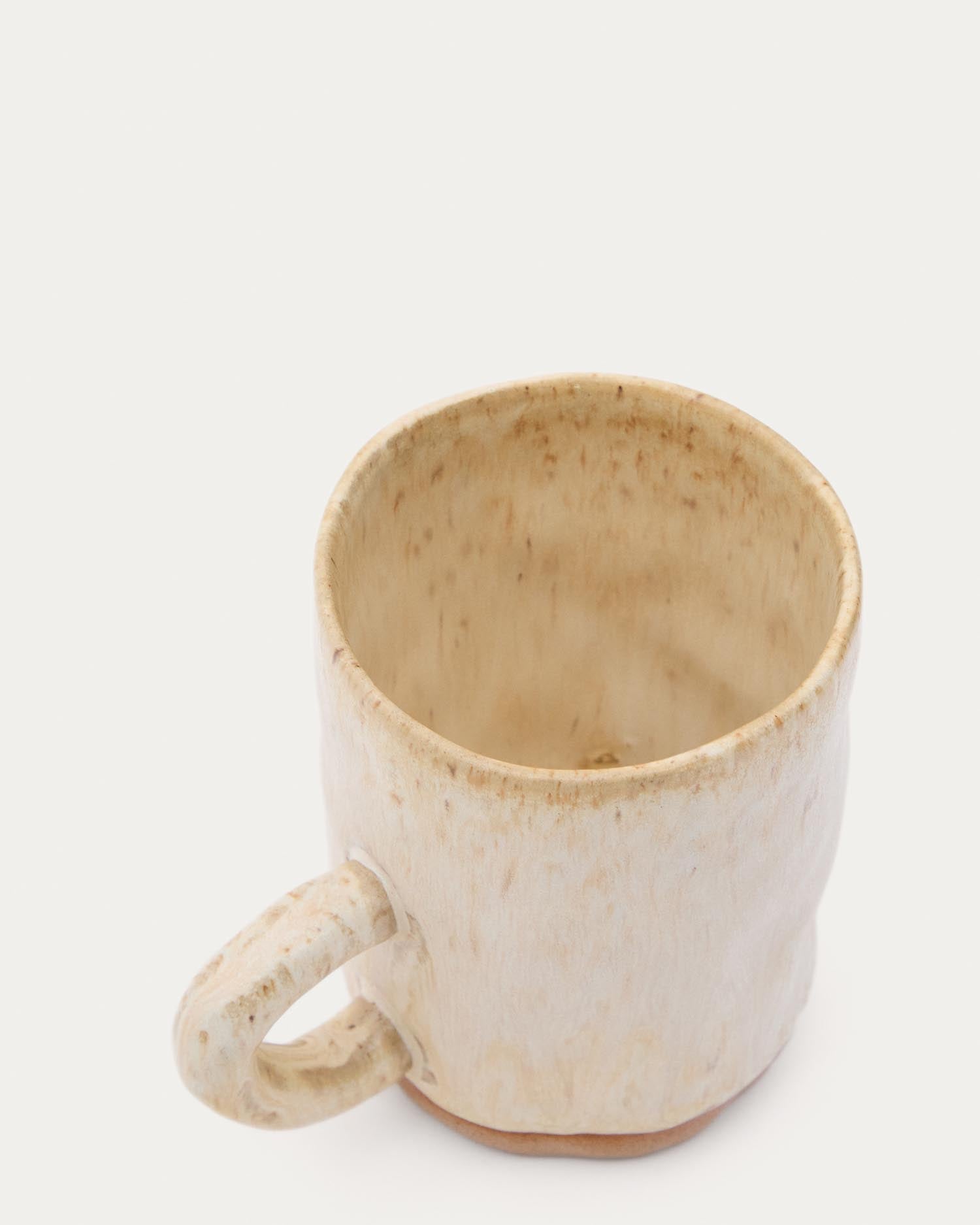 Genießen Sie Kaffee stilvoll mit dem Set Zunel von Kave Home: elegante Keramiktasse und Kaffeefilter in edlem Beige für jeden Anlass.