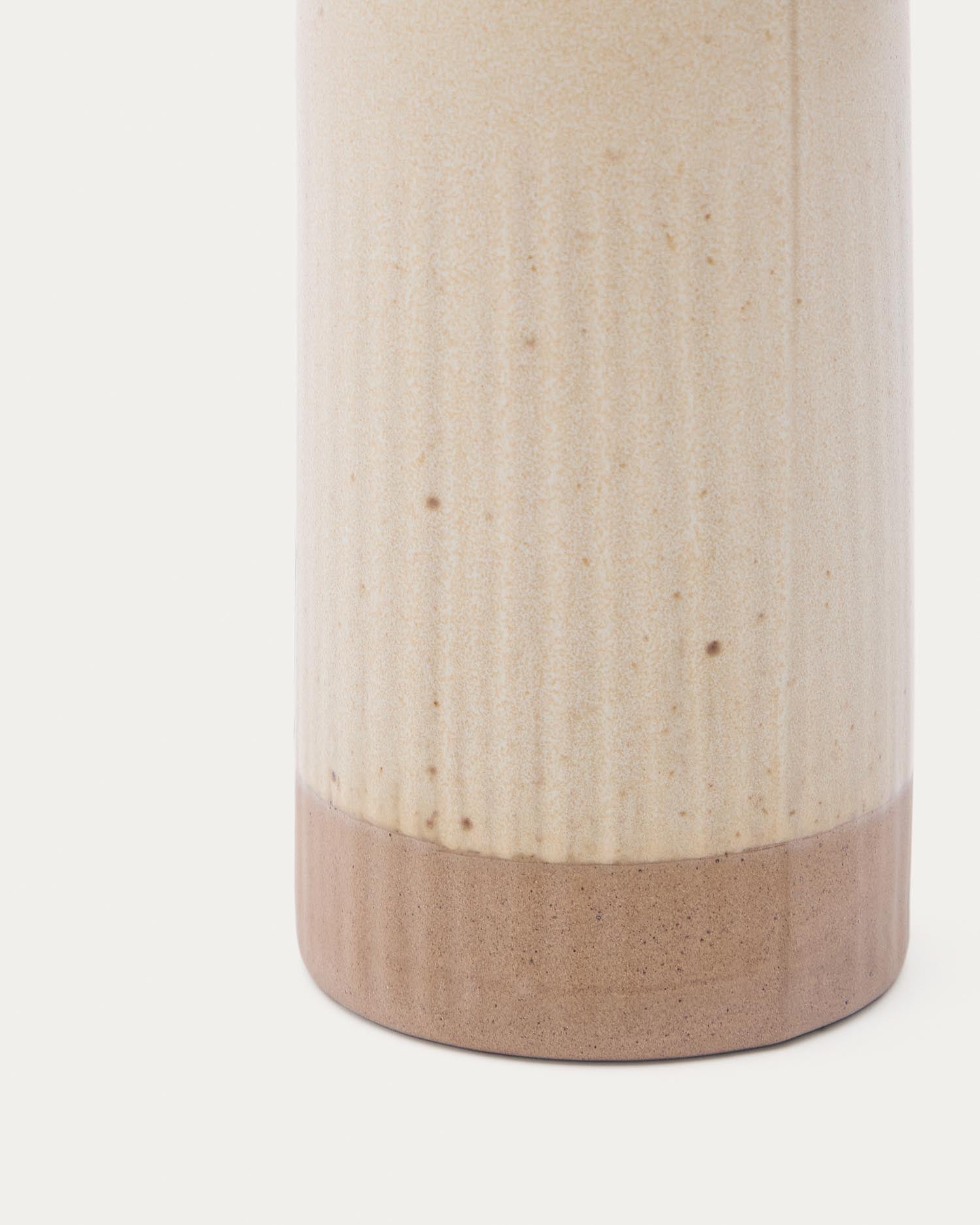 Entdecken Sie die elegante Ölflasche Zunel aus hochwertiger beige Keramik von Kave Home – ein stilvolles Accessoire für Ihre Küche.