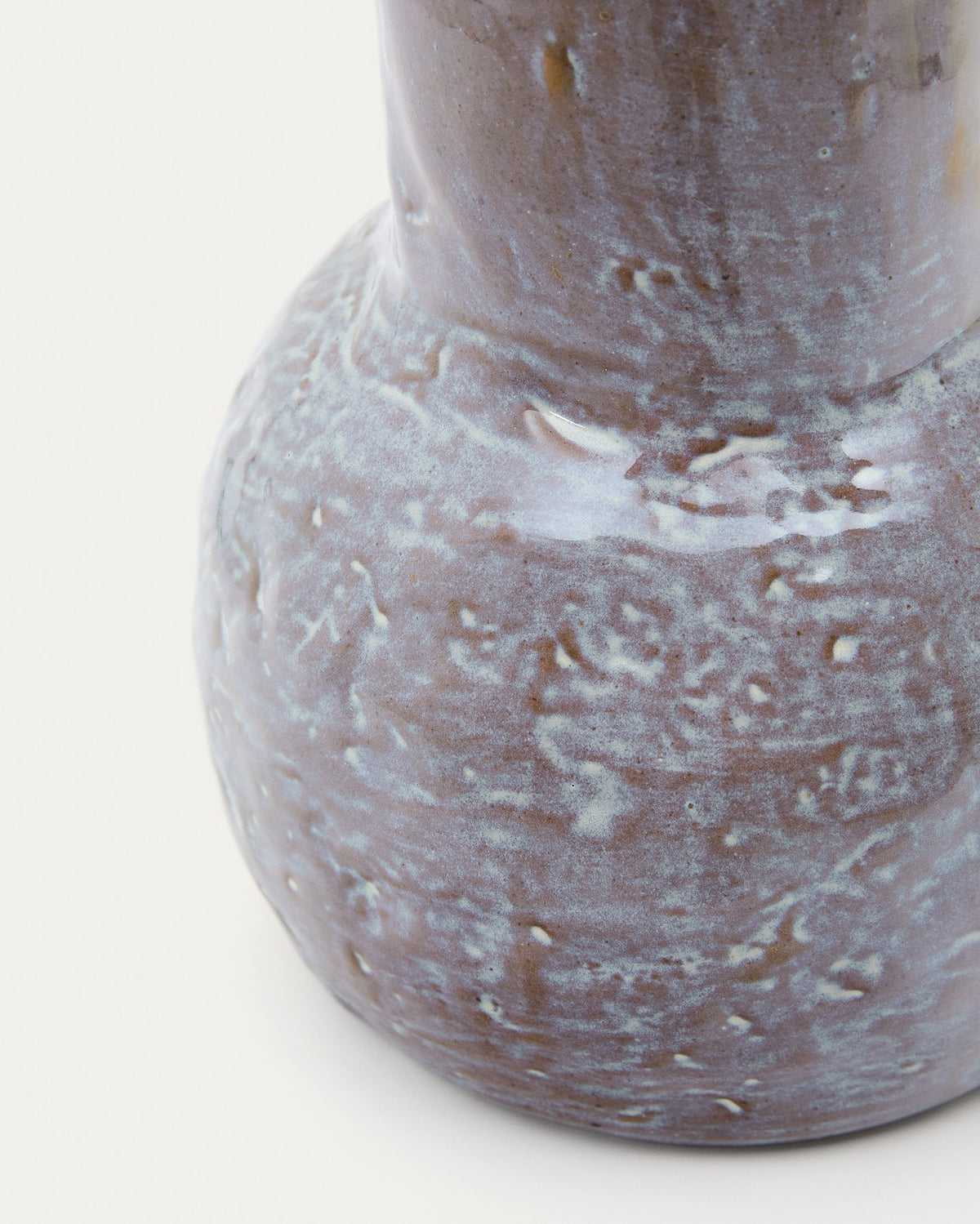 Mehrfarbige Keramikvase Olaris mit runder Basis, langem Hals und glasierten senkrechten Streifen, Höhe 26,5 cm, Material 100% Keramik.