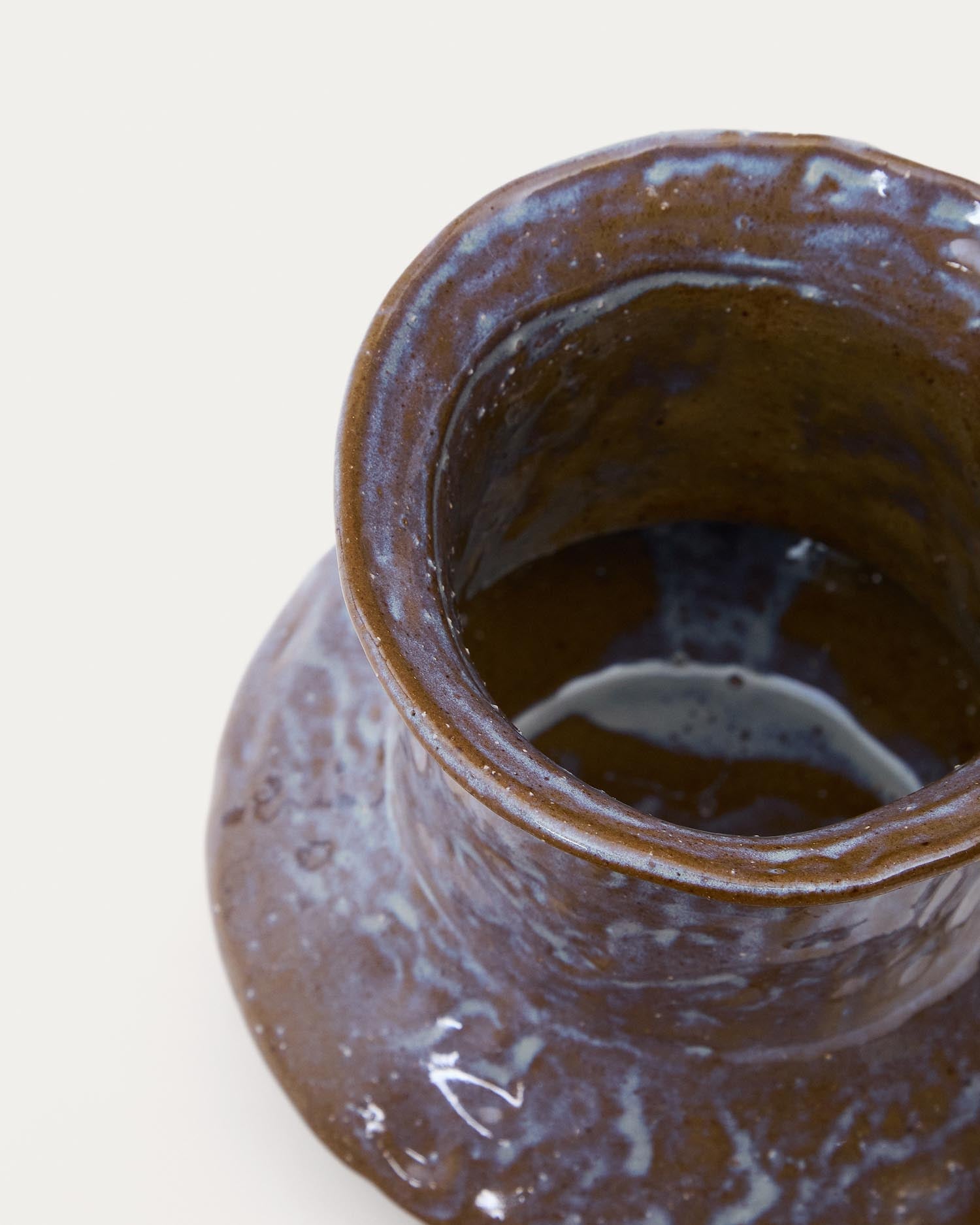 Verleihen Sie Ihrem Zuhause mit der 16 cm hohen Keramikvase Olaris in Braun von Kave Home einen Hauch von Eleganz und rustikalem Charme.