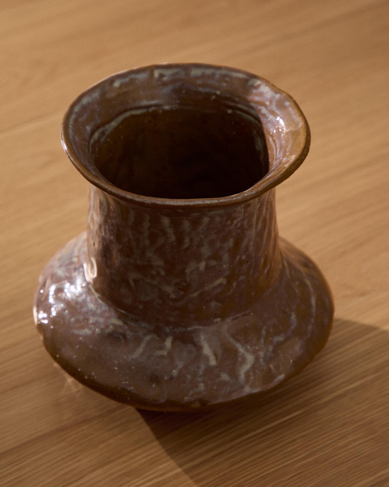 Verleihen Sie Ihrem Zuhause mit der 16 cm hohen Keramikvase Olaris in Braun von Kave Home einen Hauch von Eleganz und rustikalem Charme.