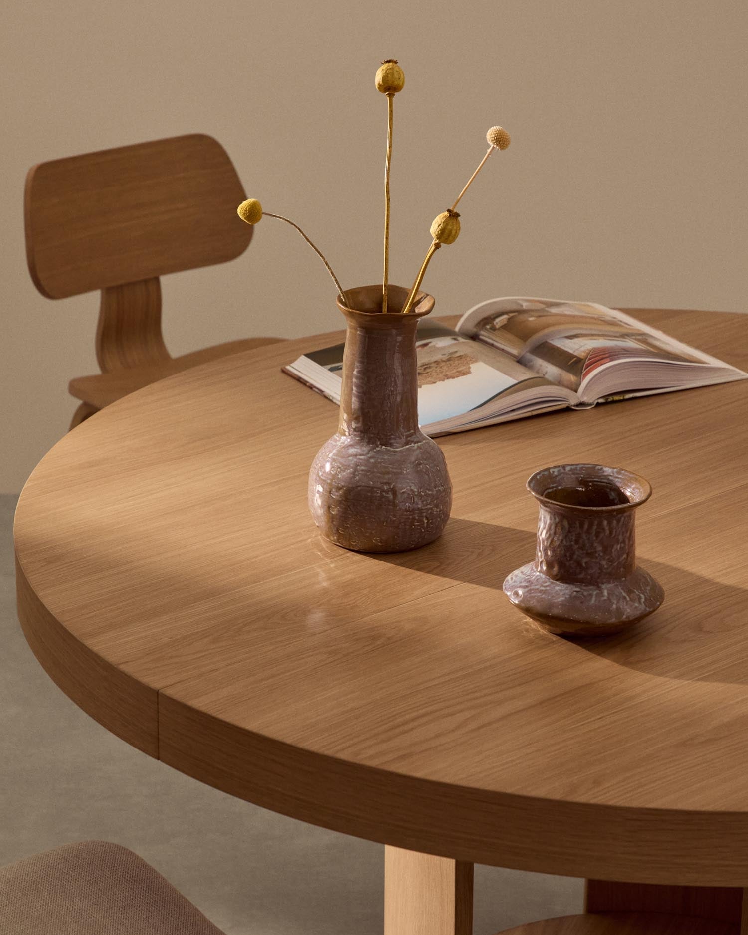 Entdecken Sie die 16 cm hohe Keramikvase Olaris in Braun von Kave Home – ein einzigartiges Kunstwerk, das stilvolle Akzente in jedem Raum setzt.