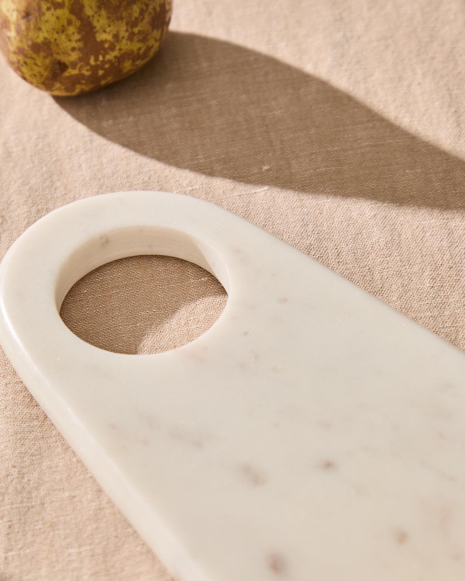 Erleben Sie das stilvolle Servierbrett Zera aus edlem weißem Marmor von Kave Home – ein elegantes Highlight für jeden Tisch und jede Küche.