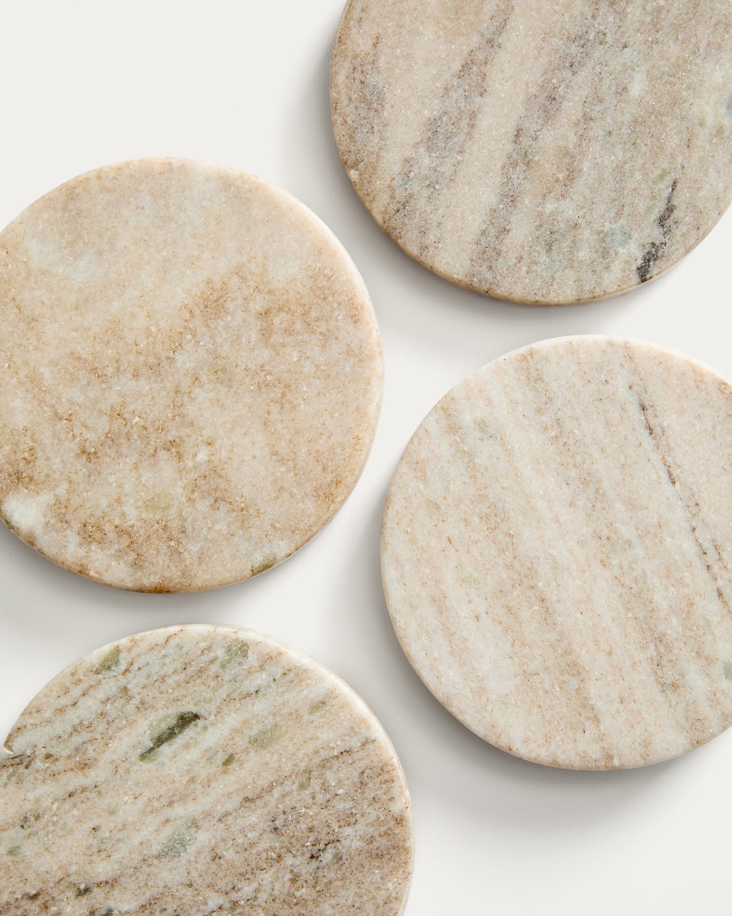Set Zera aus 4 Marmoruntersetzern in Beige in Hellbraun präsentiert im Onlineshop von KAQTU Design AG. Glasuntersetzer ist von Kave Home