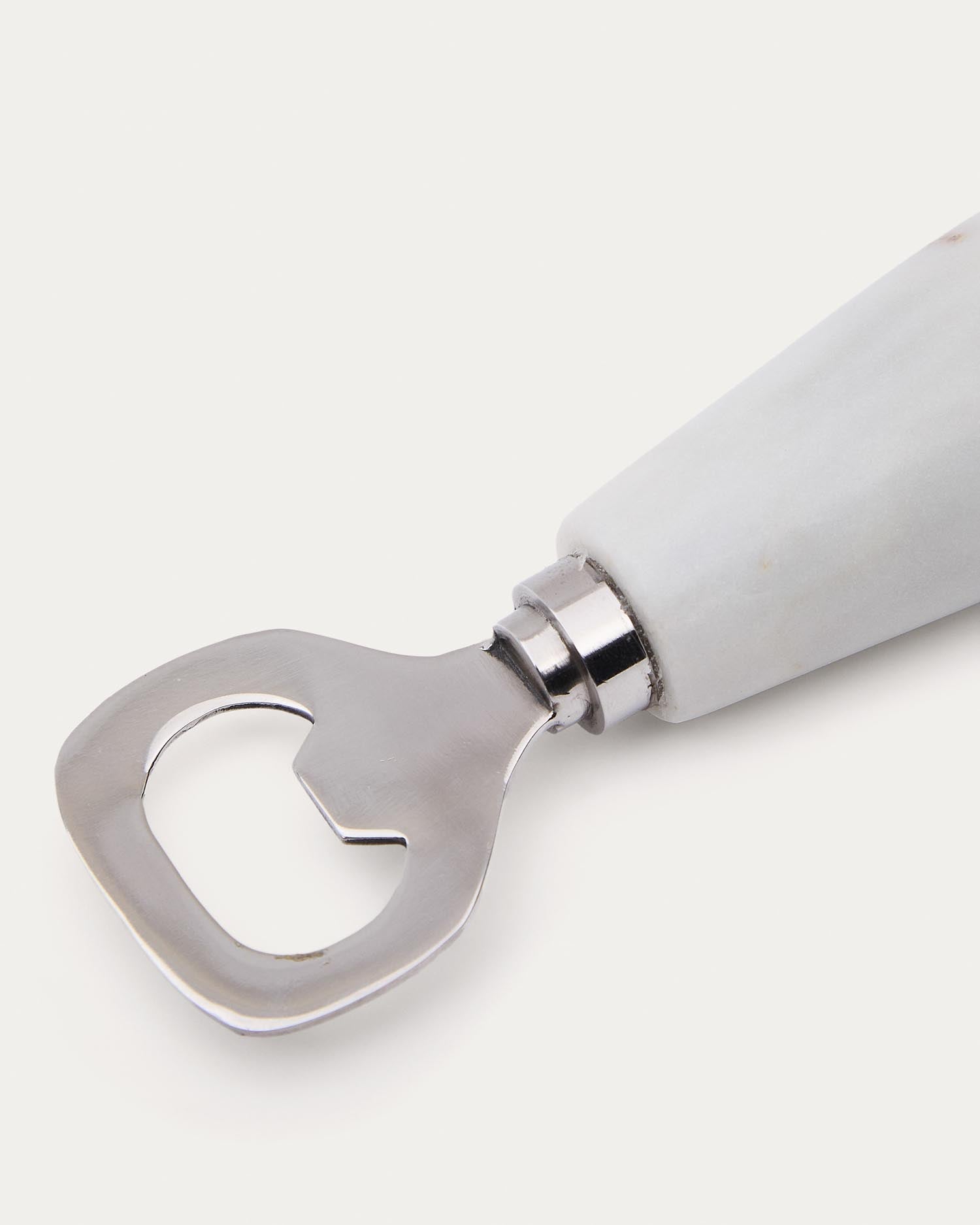 Entdecken Sie den Öffner Nira aus schwarzem und weißem Marmor – ein elegantes, funktionales Designstück, das in jedem Raum begeistert.