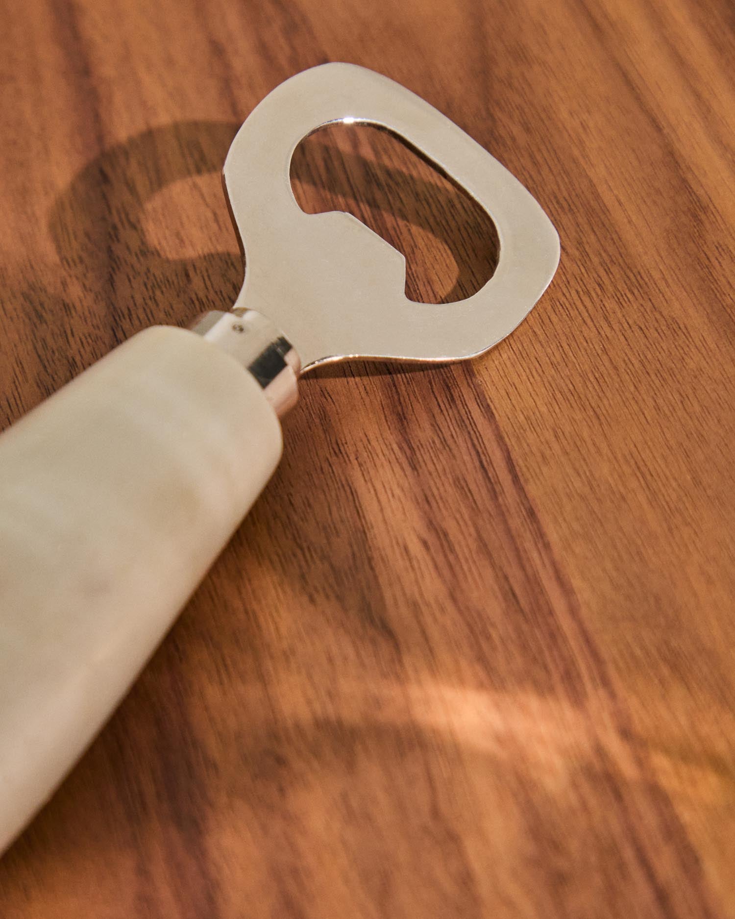 Erleben Sie den Öffner Nira aus edlem Marmor – ein stilvolles Accessoire, das Eleganz und praktische Nutzung perfekt vereint. Ein Highlight für jedes Zuhause!