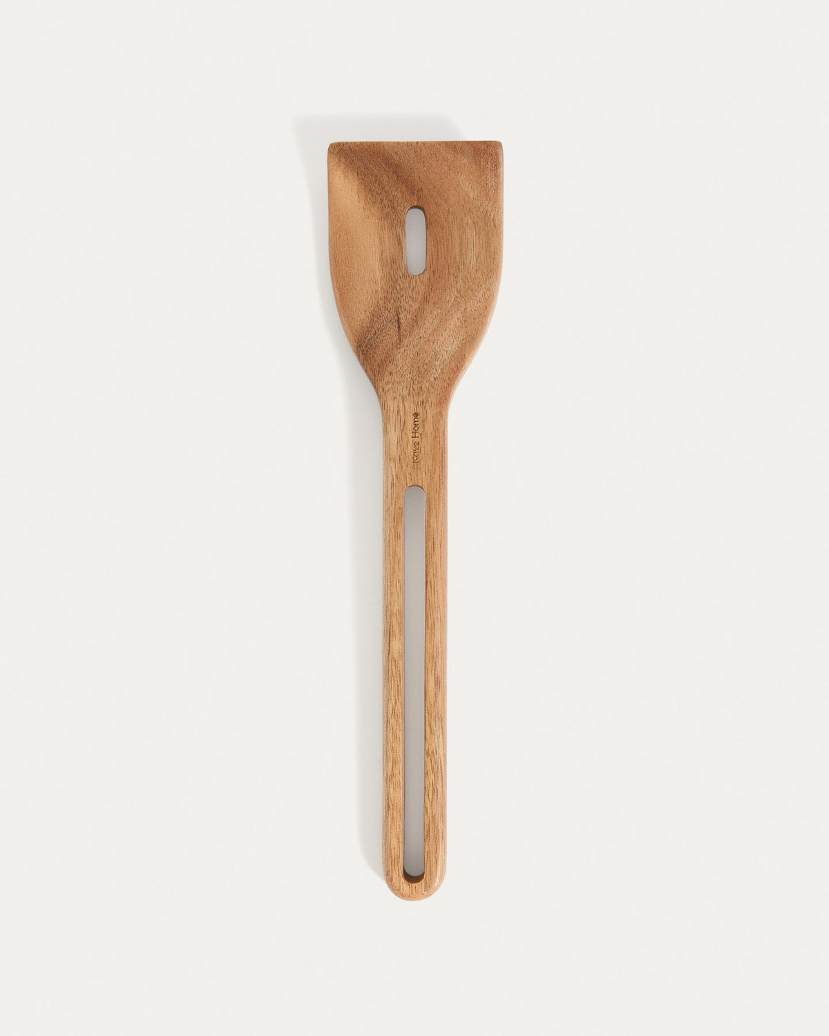Küchenaccessoire Blera aus lackiertem Akazienholz in Naturton, längliche Form mit Loch zum Aufhängen, sichtbare natürliche Holzmaserung.