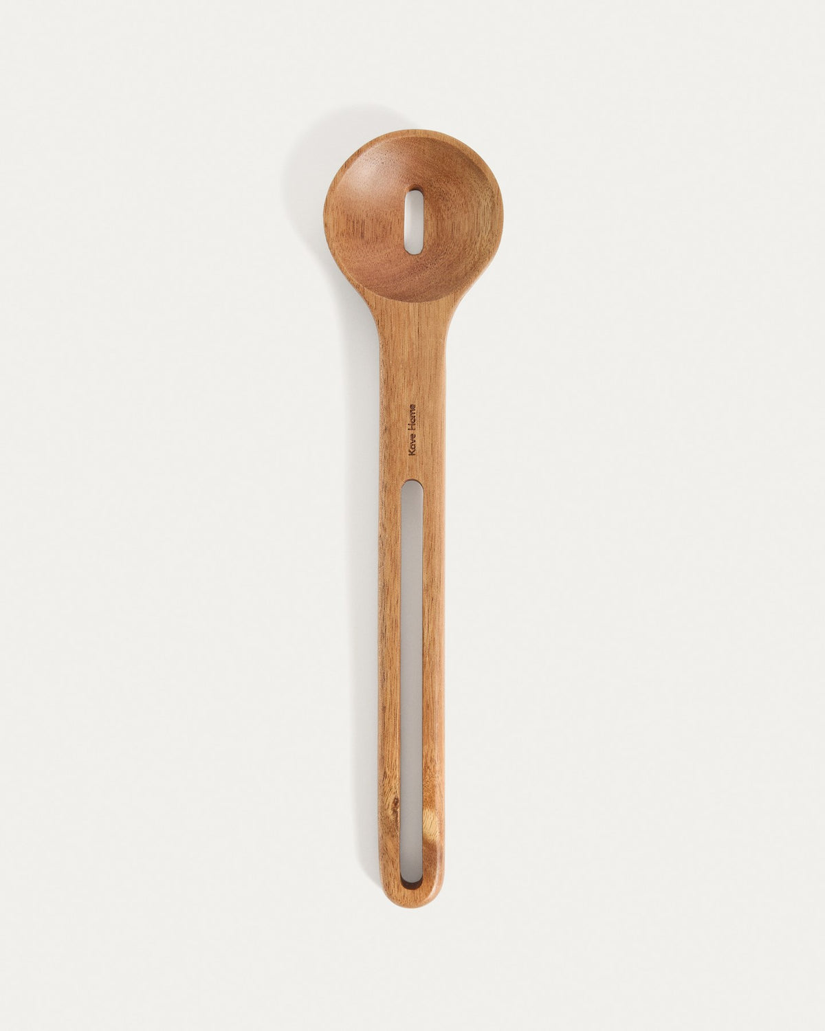 Küchenaccessoire Blera aus lackiertem Akazienholz in Naturton, längliche Form mit Loch zum Aufhängen, sichtbare natürliche Holzmaserung.