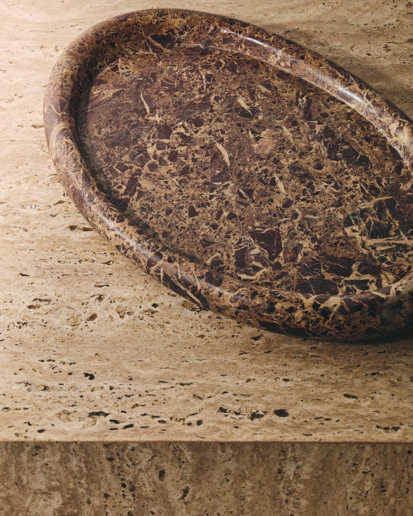 Tablett Lenorel aus weinrotem Marmor 43 x 28 cm in präsentiert im Onlineshop von KAQTU Design AG. Tablett ist von Kave Home