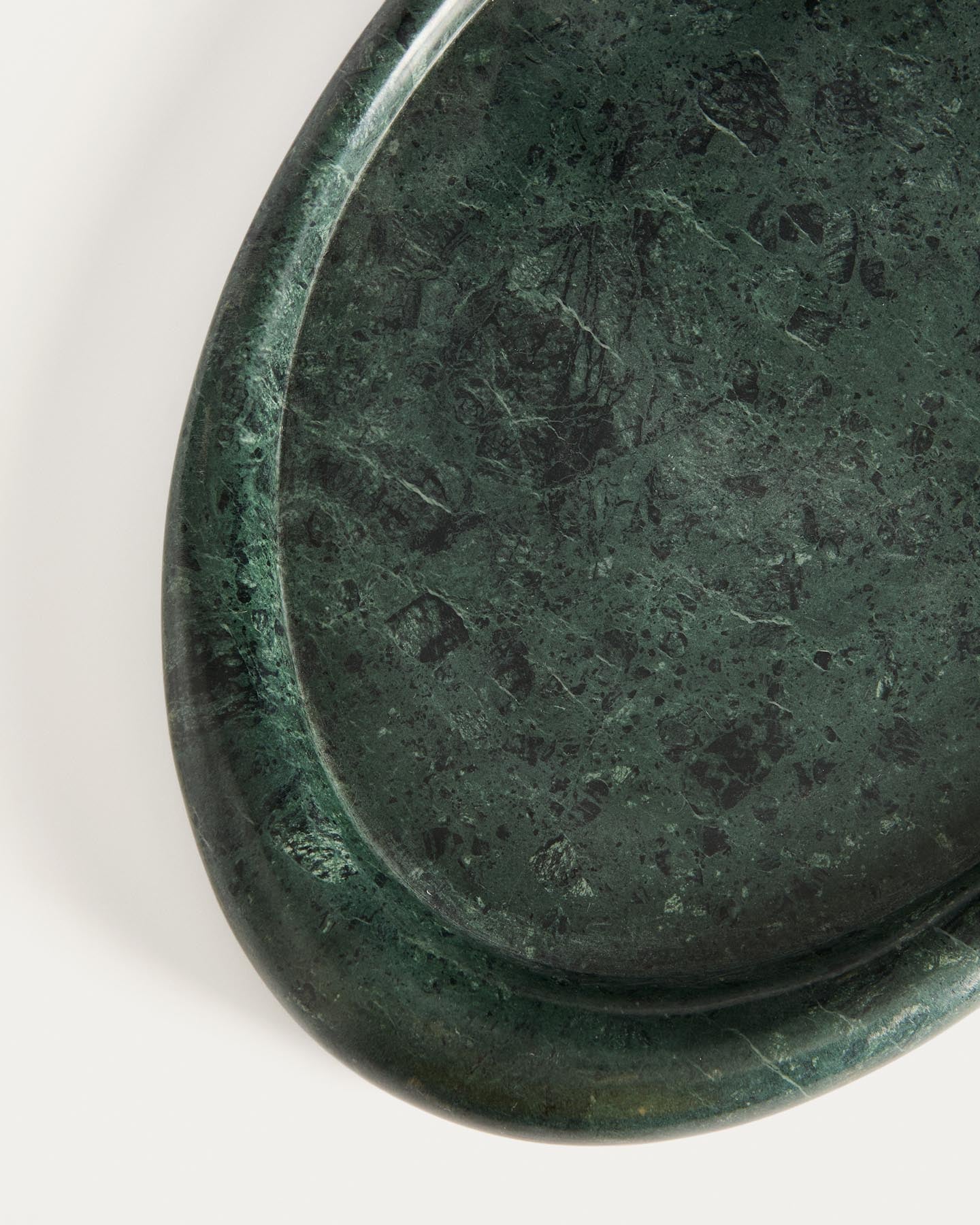 Tablett Lenorel aus grünem Marmor 43 x 28 cm in Grün präsentiert im Onlineshop von KAQTU Design AG. Tablett ist von Kave Home