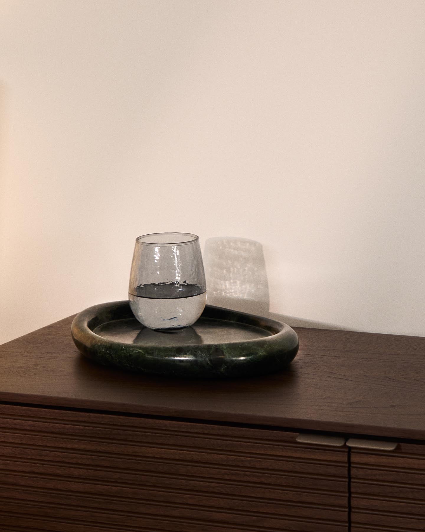 Tablett Lenorel aus grünem Marmor 43 x 28 cm in Grün präsentiert im Onlineshop von KAQTU Design AG. Tablett ist von Kave Home