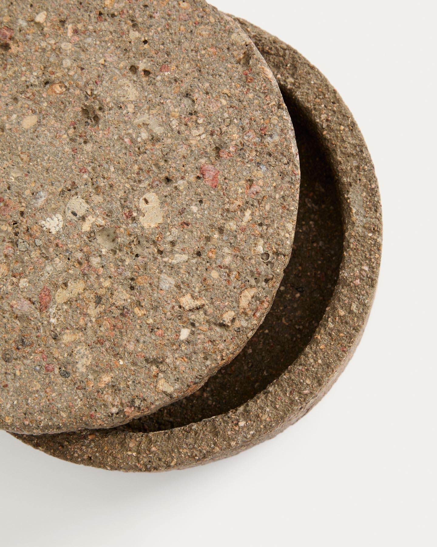 Dekorative Box Mirani aus Stein, Ø 15 cm in Braun präsentiert im Onlineshop von KAQTU Design AG. Tablett ist von Kave Home