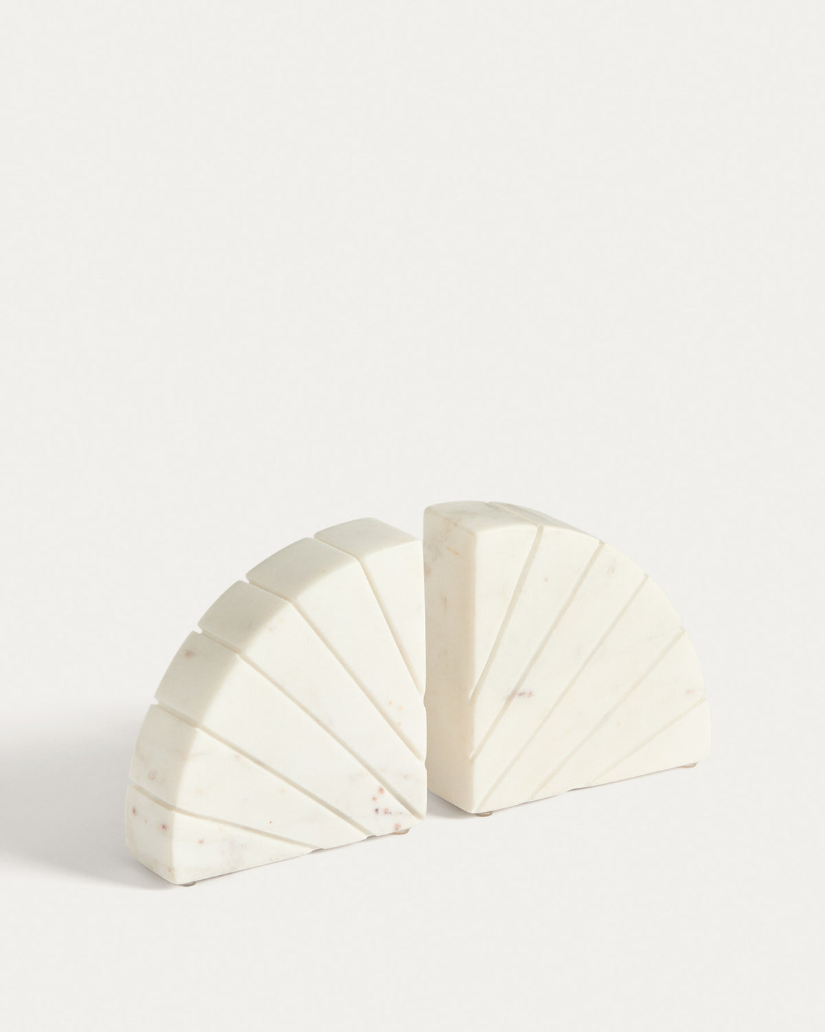 Buchstütze Serela aus weissem Marmor in Weiss präsentiert im Onlineshop von KAQTU Design AG. Bürozubehör ist von Kave Home