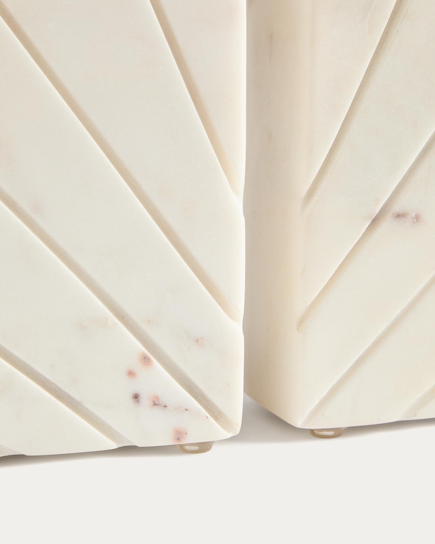 Buchstütze Serela aus weißem Marmor in Weiß präsentiert im Onlineshop von KAQTU Design AG. Büromaterial ist von Kave Home