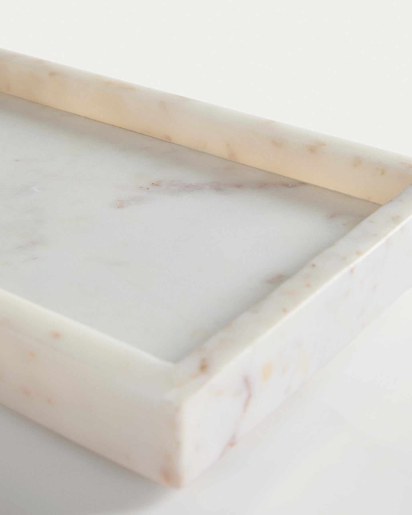 Tablett Serela aus weißem Marmor 35 x 18 cm in Weiß präsentiert im Onlineshop von KAQTU Design AG. Tablett ist von Kave Home