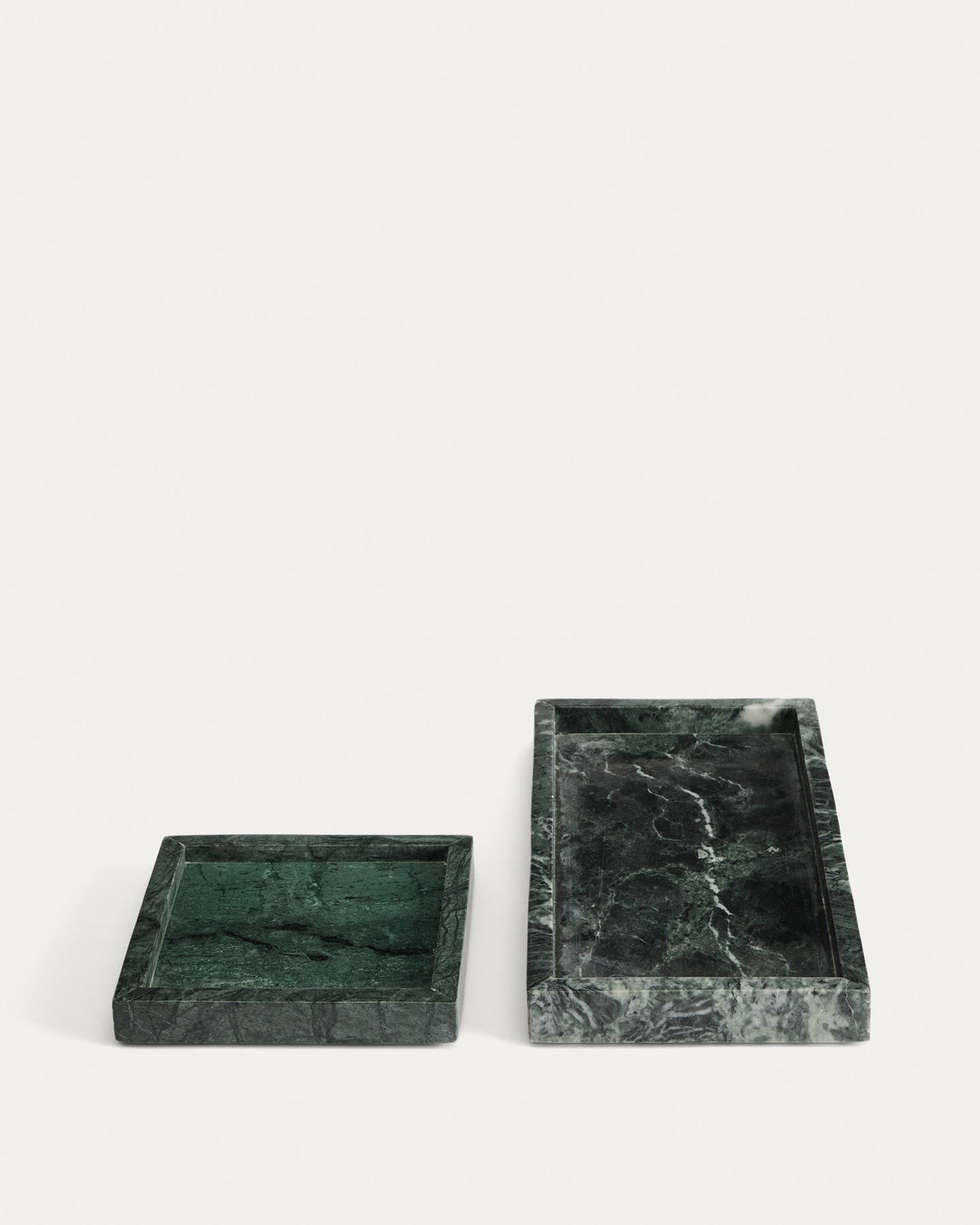 Quadratisches Tablett aus grünem Marmor mit sichtbarer Äderung, Masse 18 x 18 x 2.5 cm, Marke Kave Home, Serie Serela.